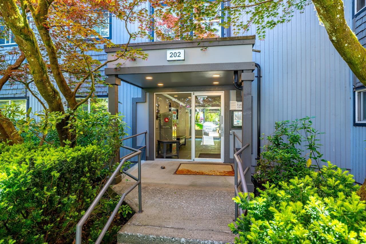 229 202 WESTHILL PLACE, R3042009, BC,