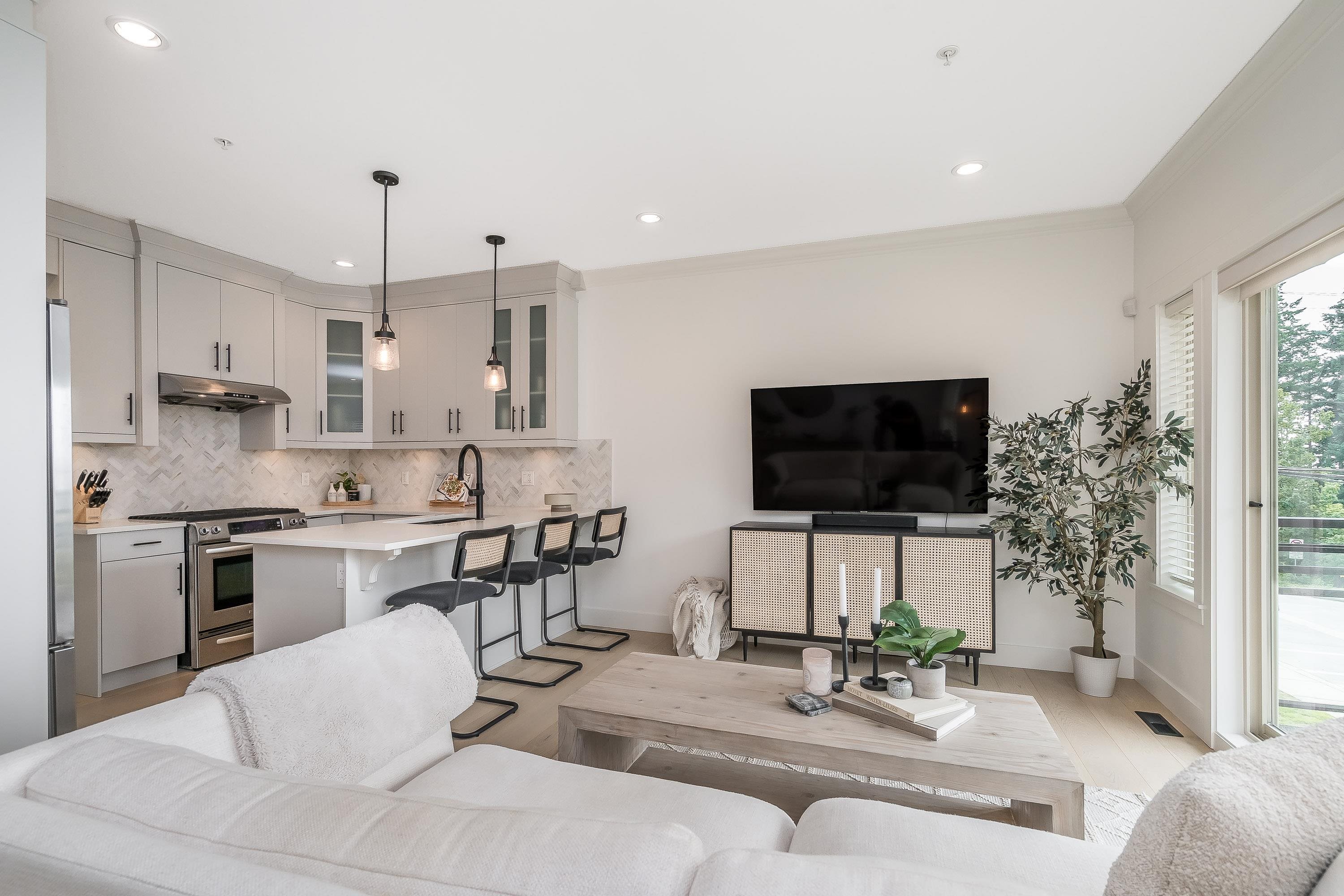 3 1424 EVERALL STREET, R3043743, BC,