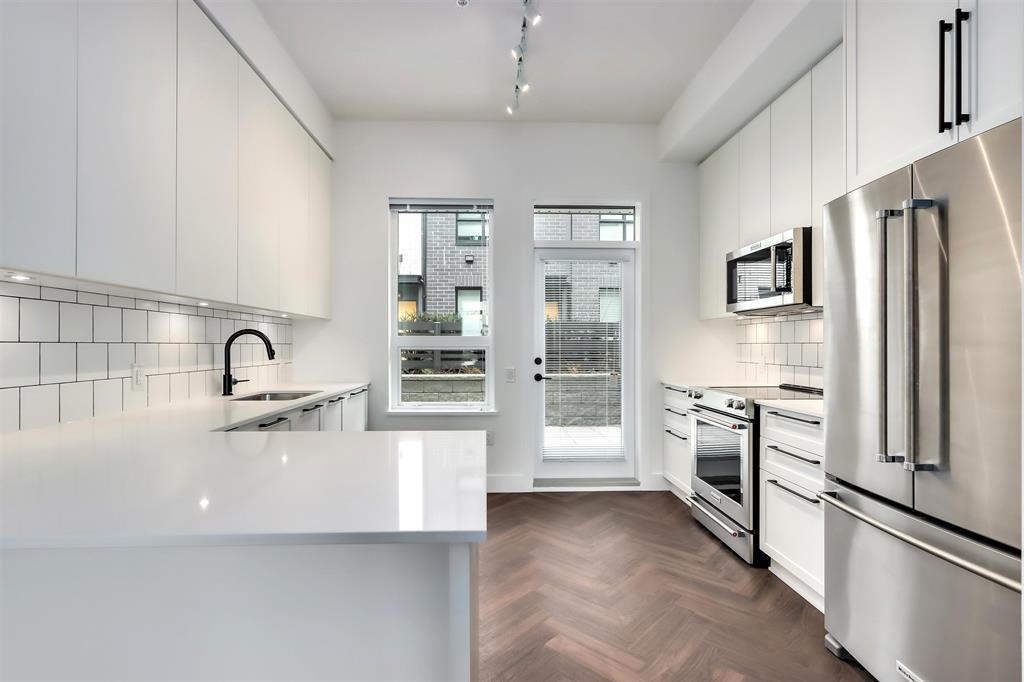 6 9733 UNIVERSITY CRESCENT, R3044093, BC,