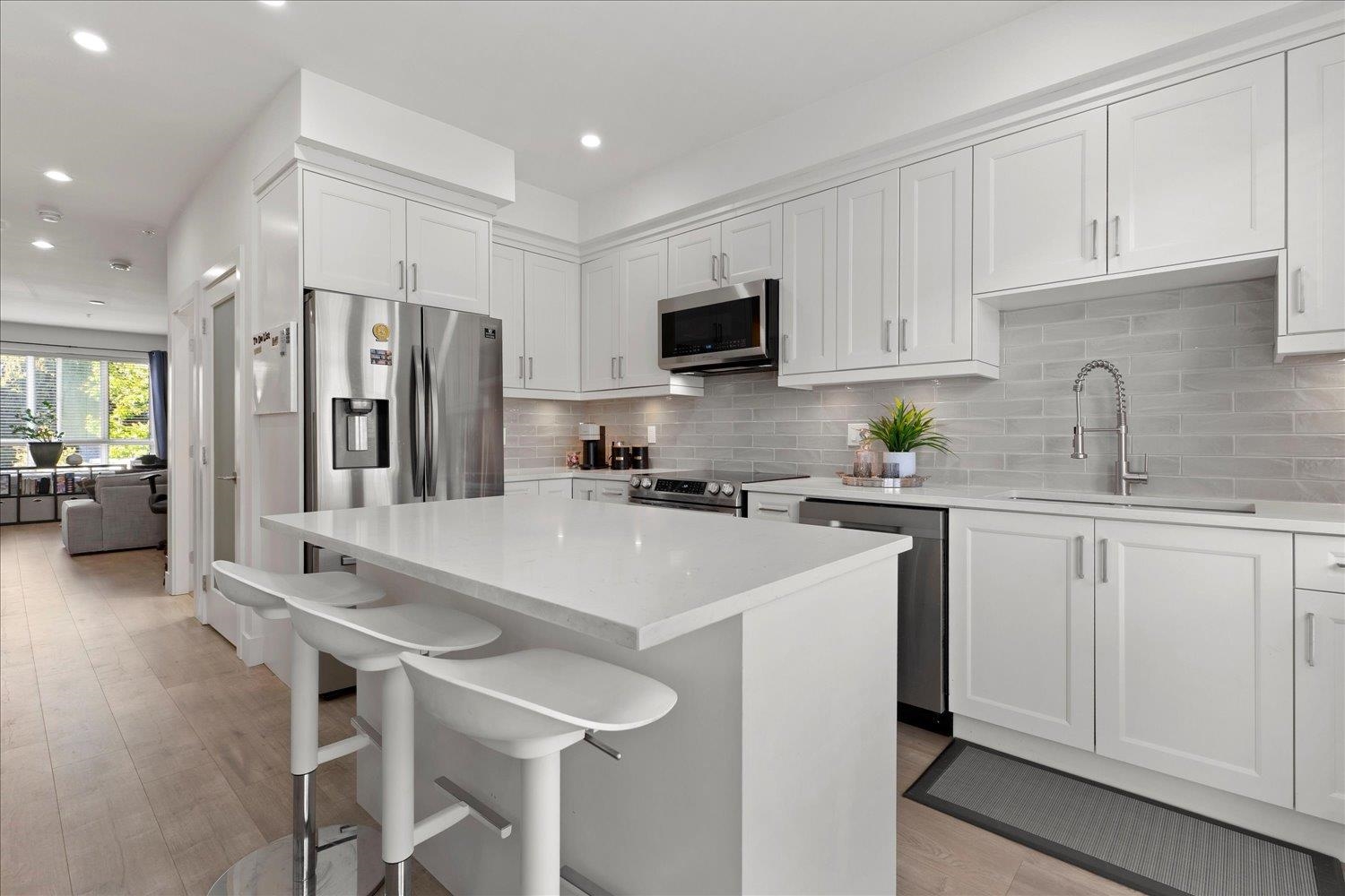 7 19670 55A AVENUE, R3044122, BC,
