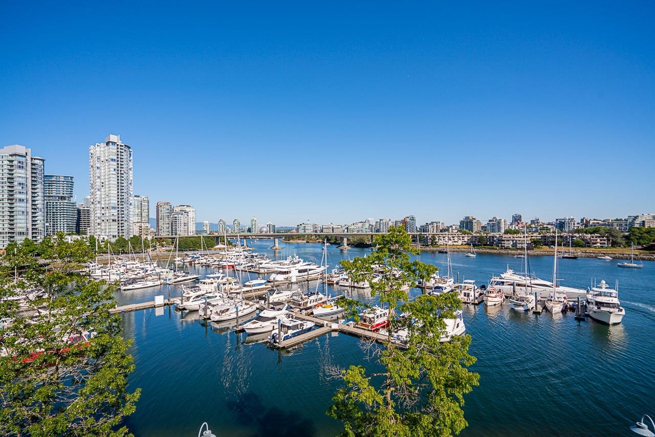 319 1228 MARINASIDE CRESCENT, R3044633, BC,