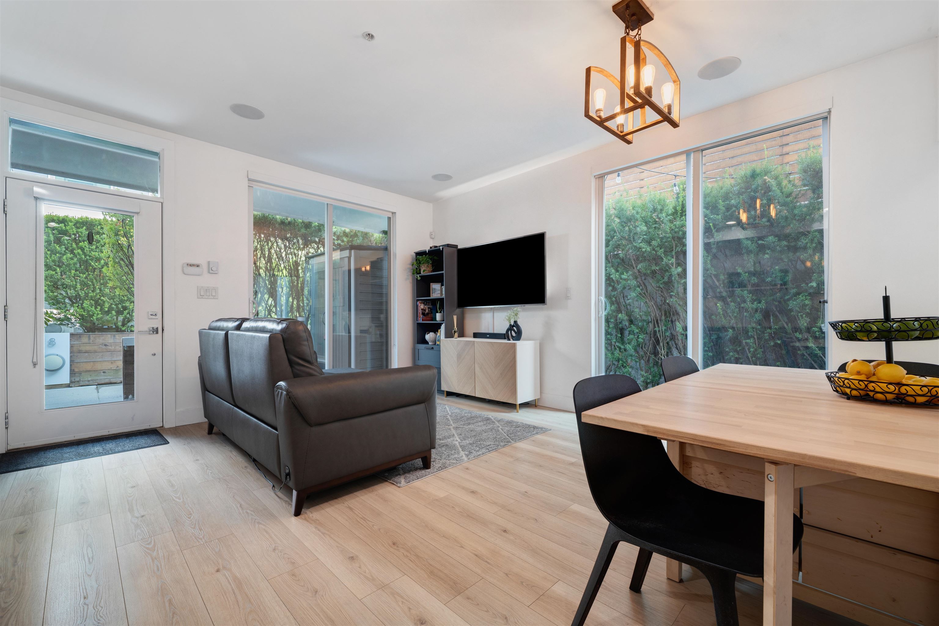 9 1419 1ST AVENUE, R3044828, BC,