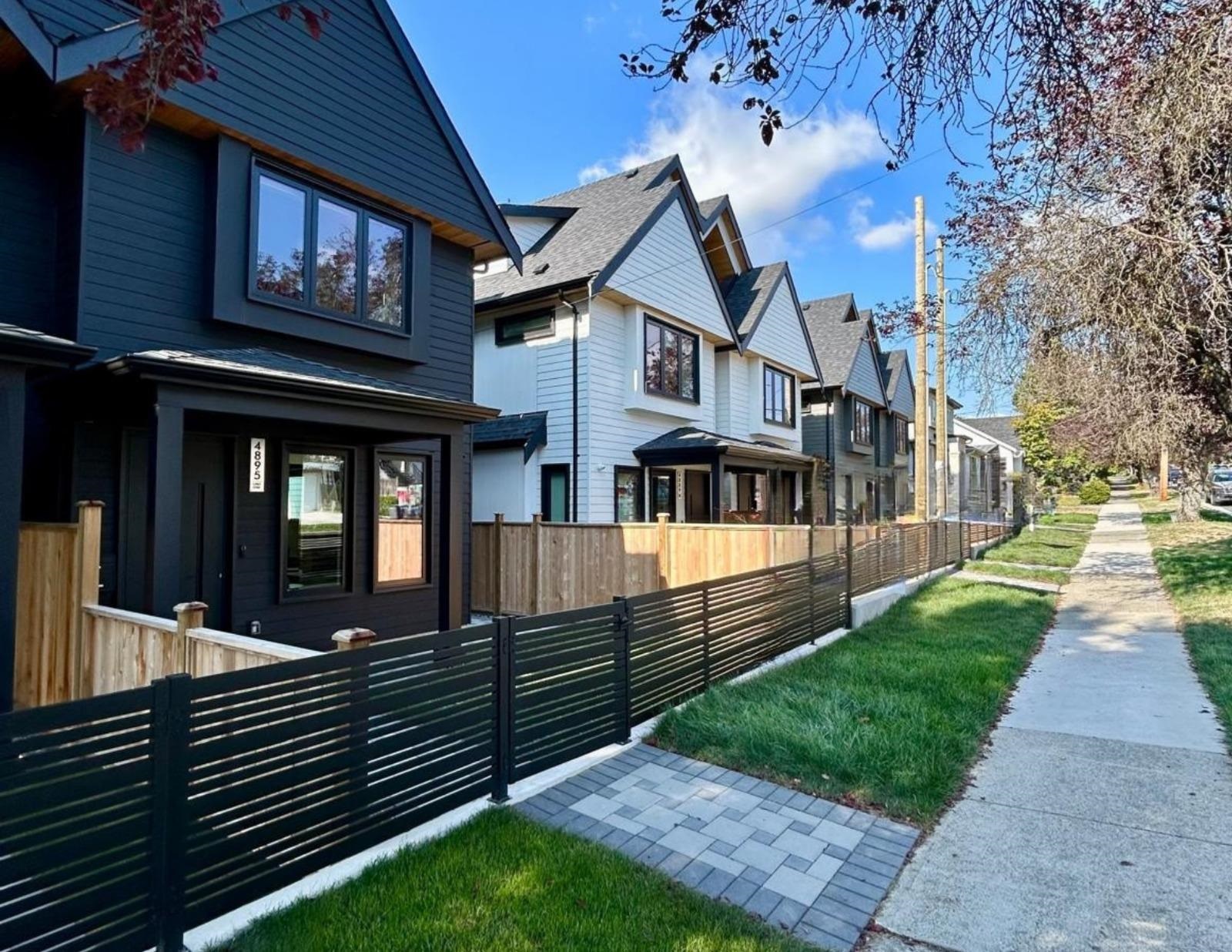 1 4895 MOSS STREET, R3045229, BC,