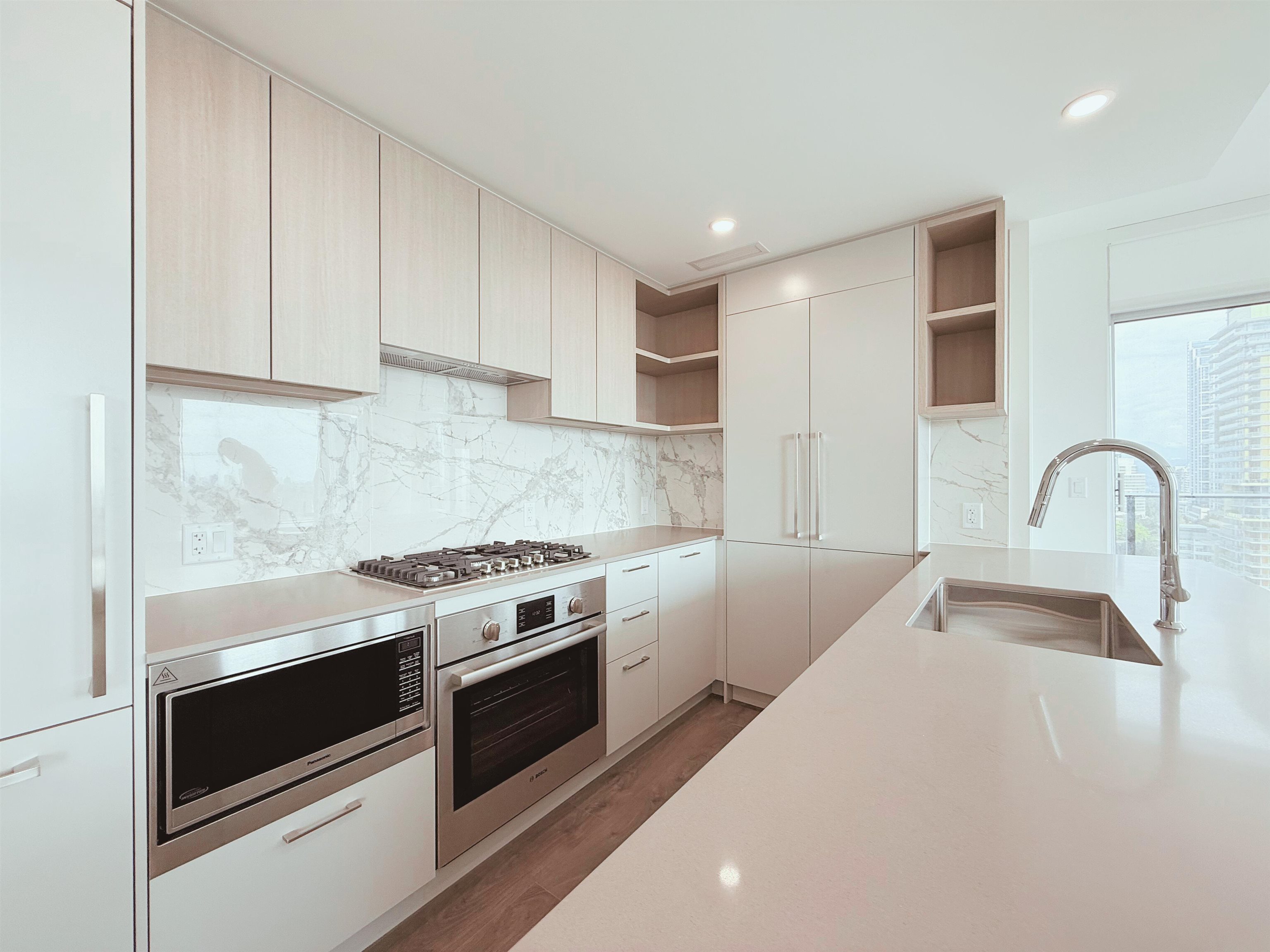 MLS® listing #R3047082 for sale located at 1509 6468 WILLINGDON AVENUE