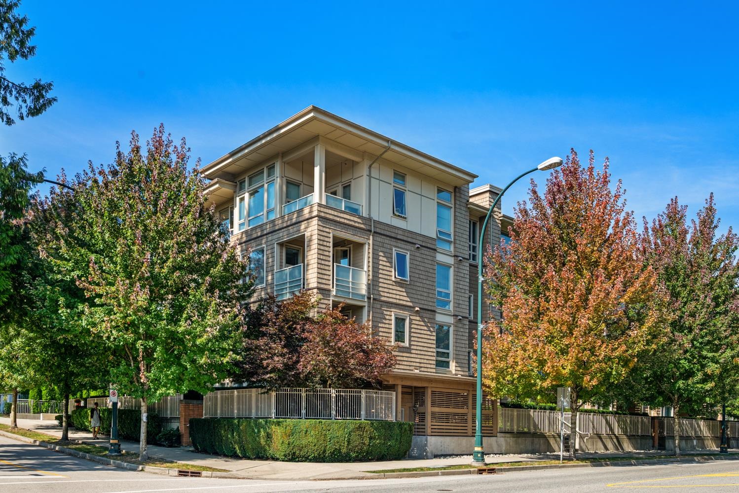 206 2665 MOUNTAIN HIGHWAY, R3051637, BC,
