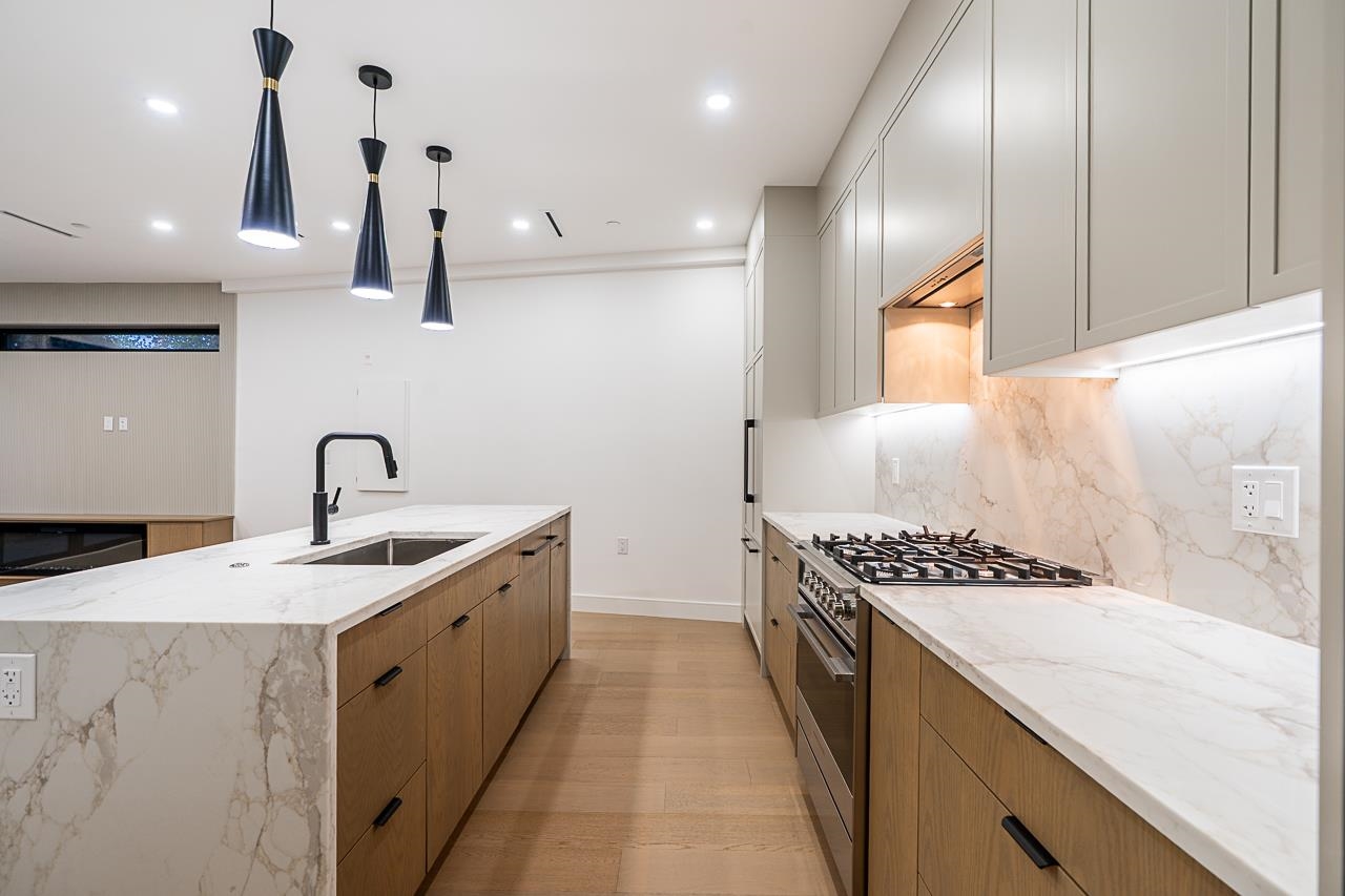 1 2282 8TH AVENUE, R3051798, BC,