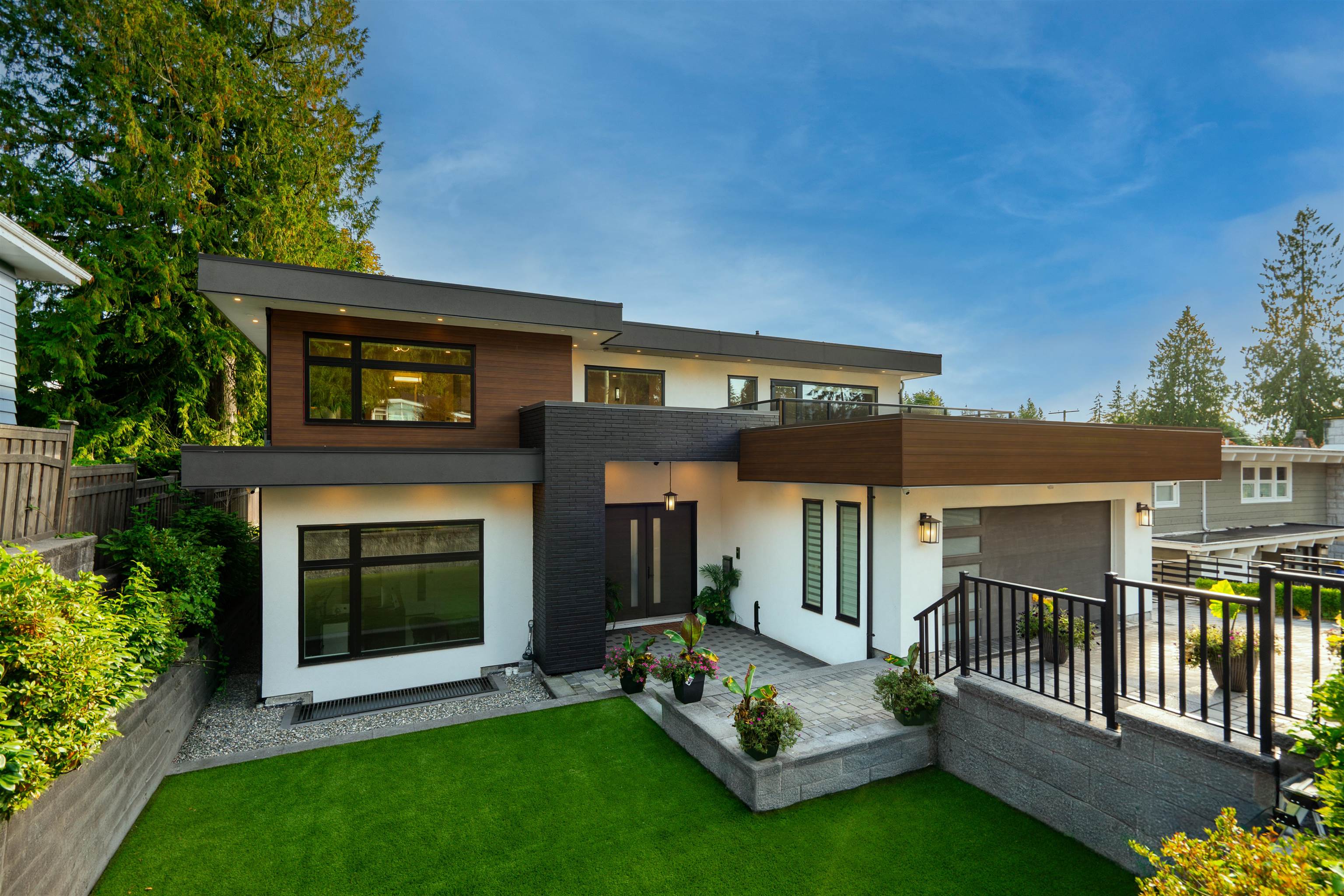 929 CANYON BOULEVARD, North Vancouver BC V7R 2J9, R3051948, BC,