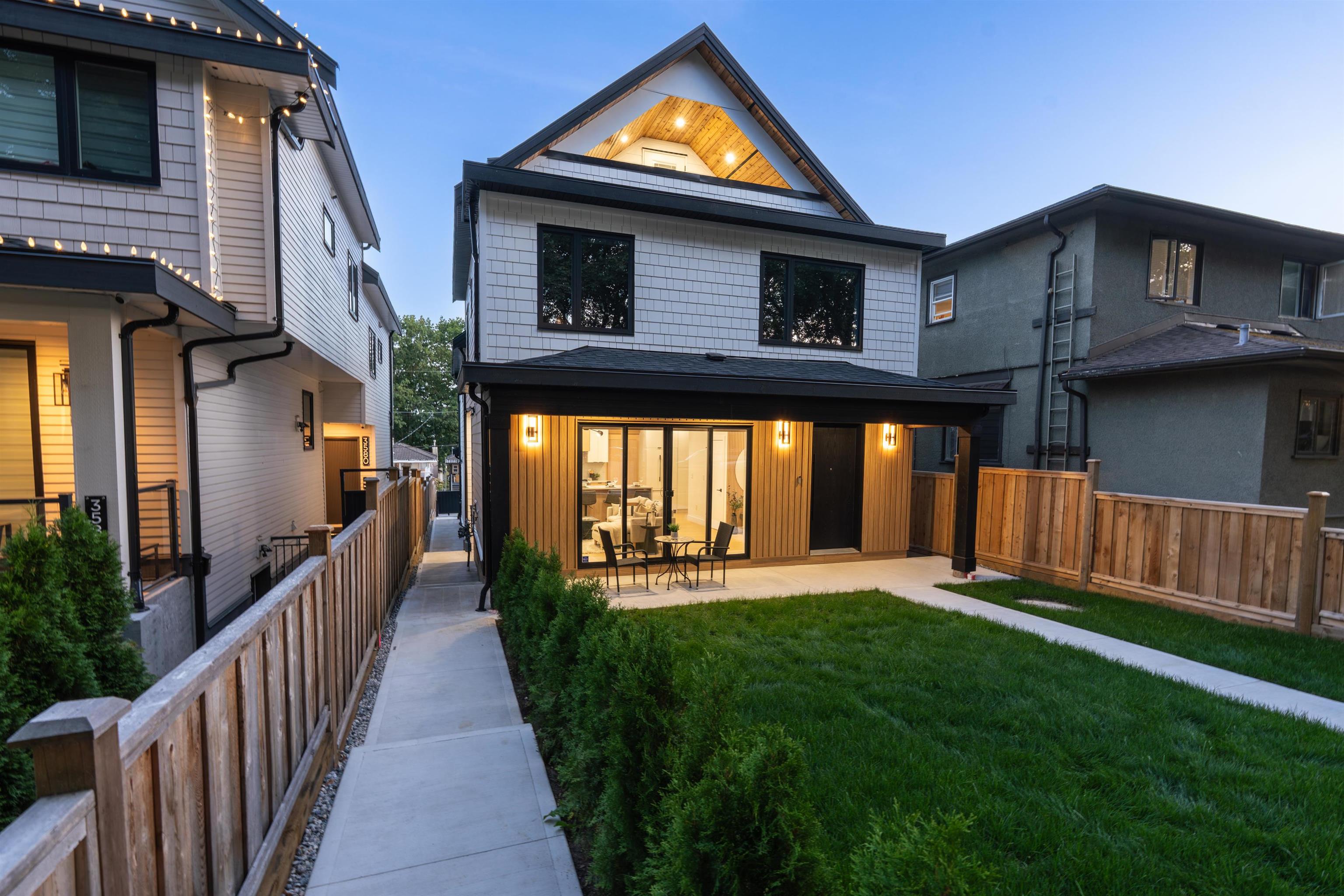 MLS® listing #R3053887 for sale located at 2 3576 PENDER STREET