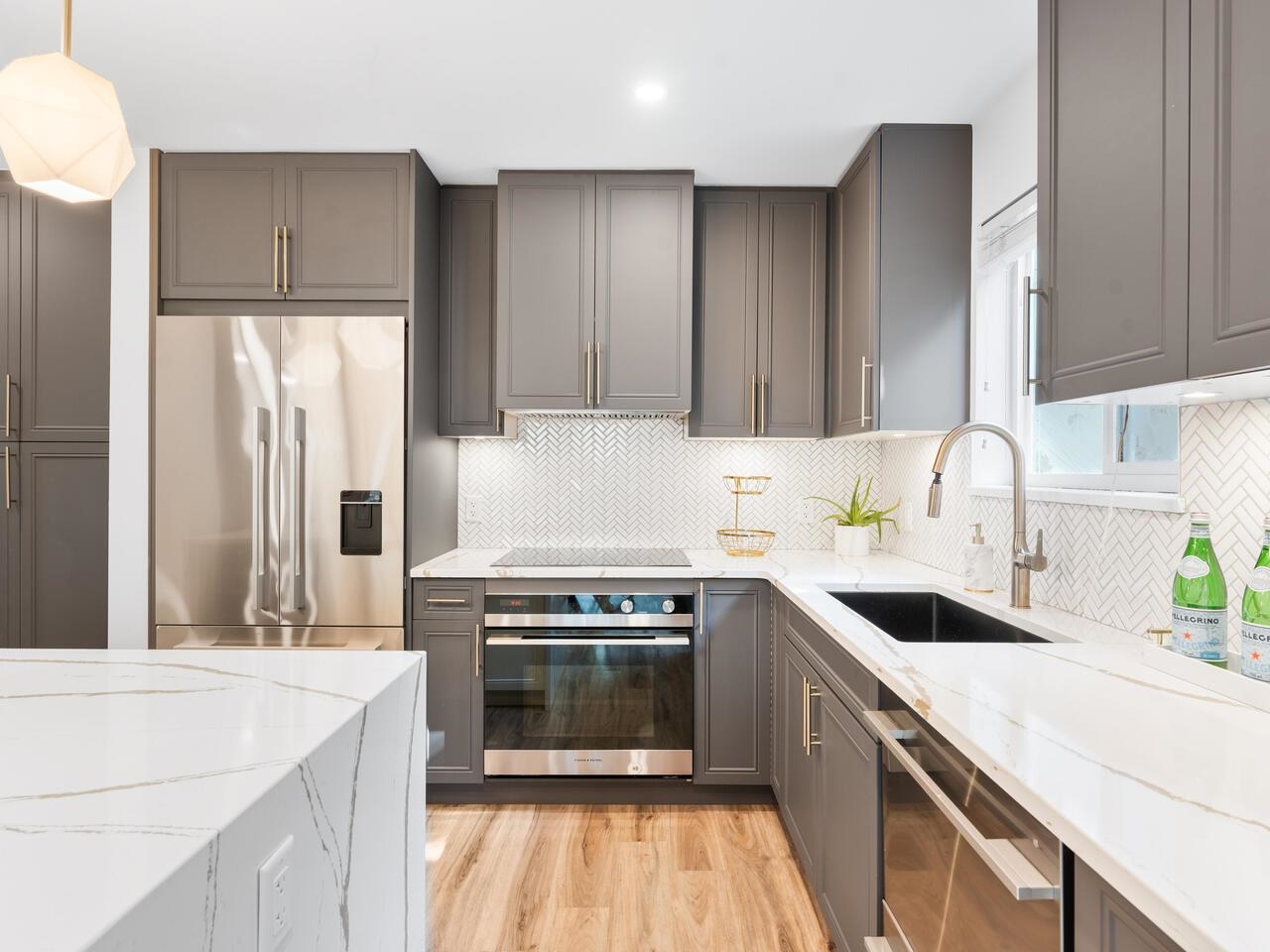 6 848 16TH STREET, R3054575, BC,