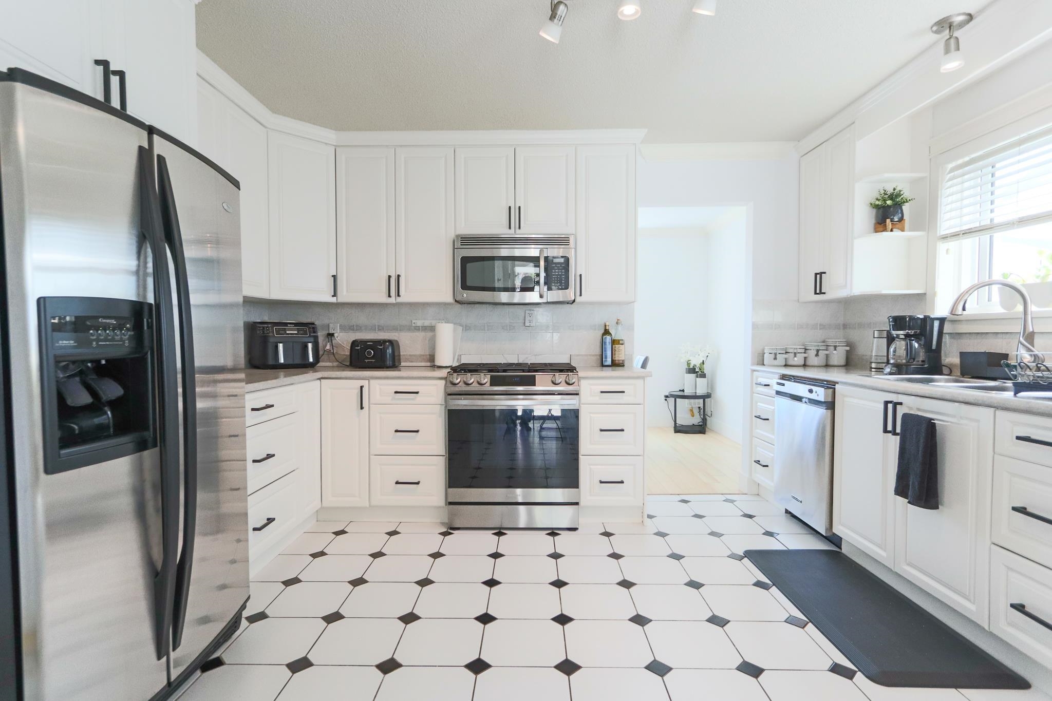 Upper 2939 KEETS DRIVE, R3054857, BC,