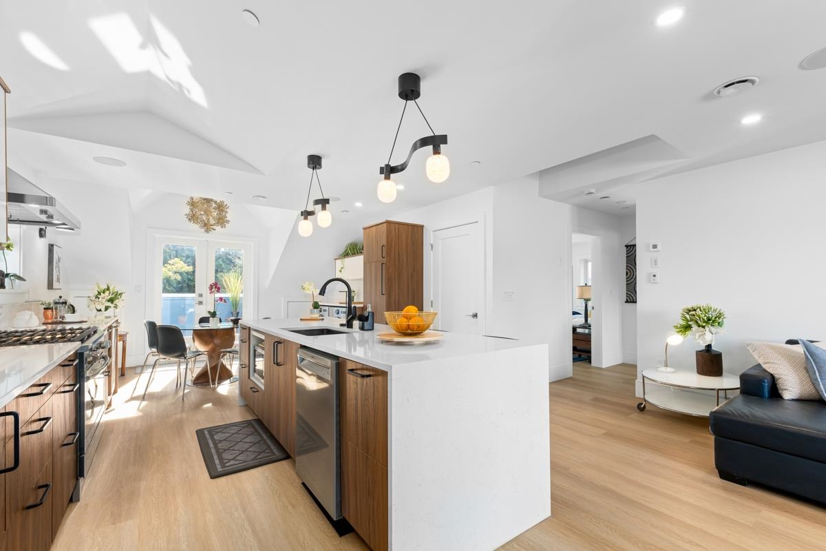 217 W 16TH AVENUE, Vancouver BC V5Y 1Y8, R3055999, BC,