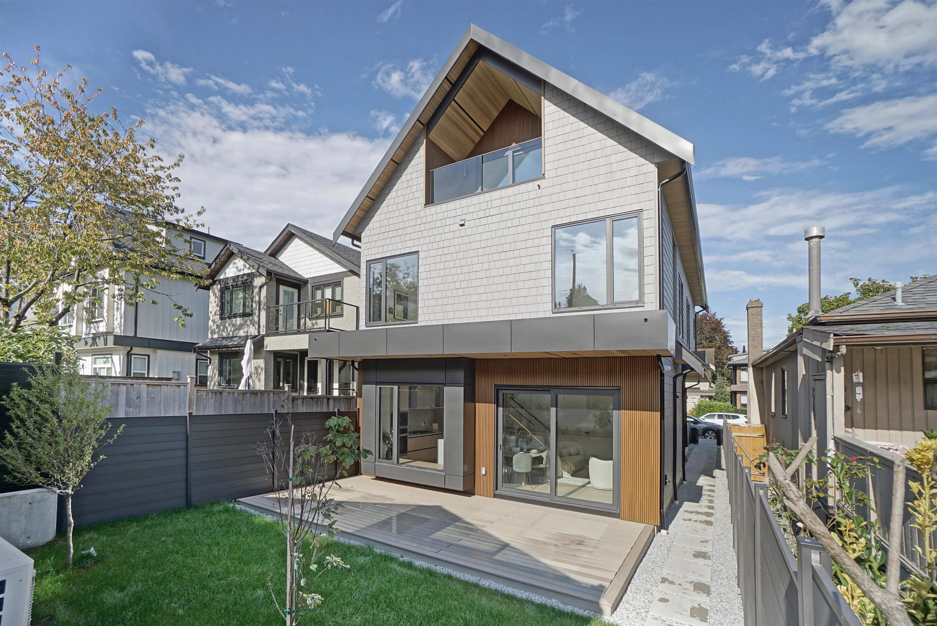 2 3460 14TH AVENUE, R3056703, BC,
