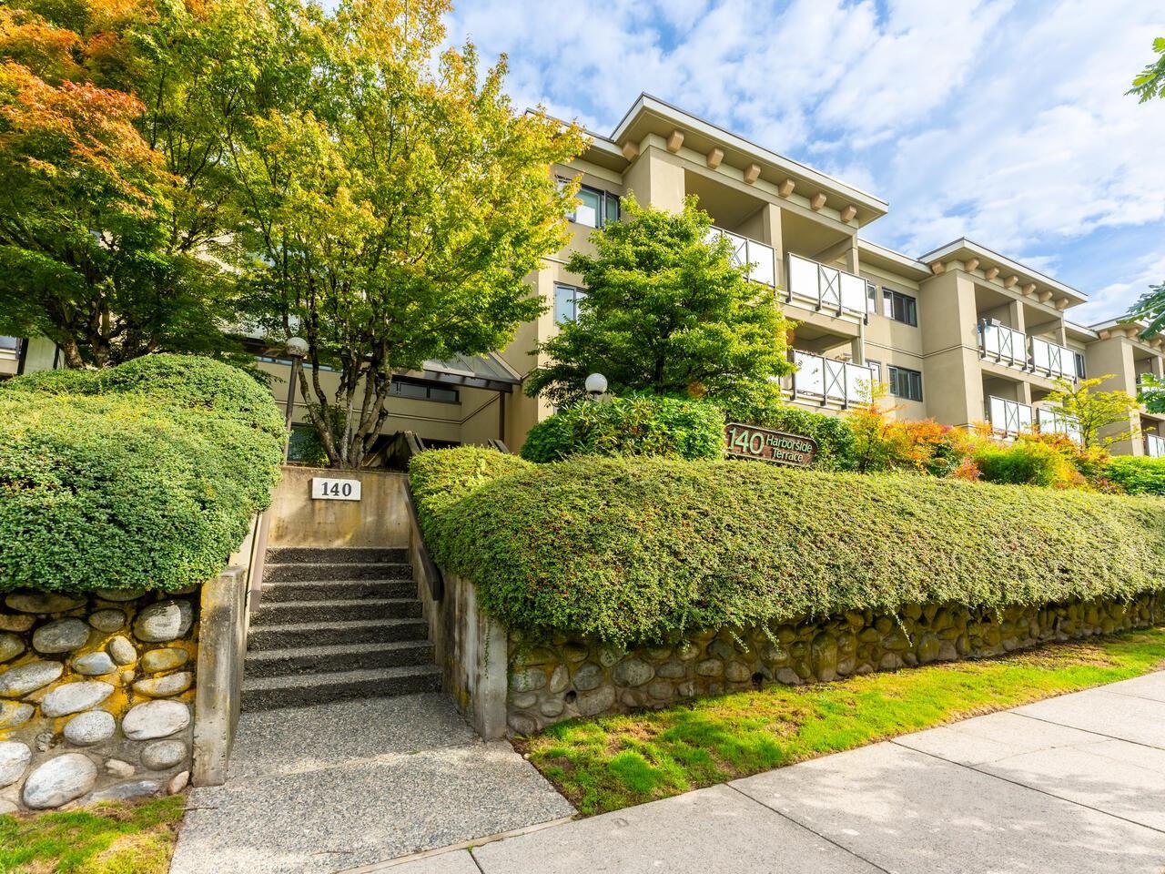 216 140 4TH STREET, R3056880, BC,