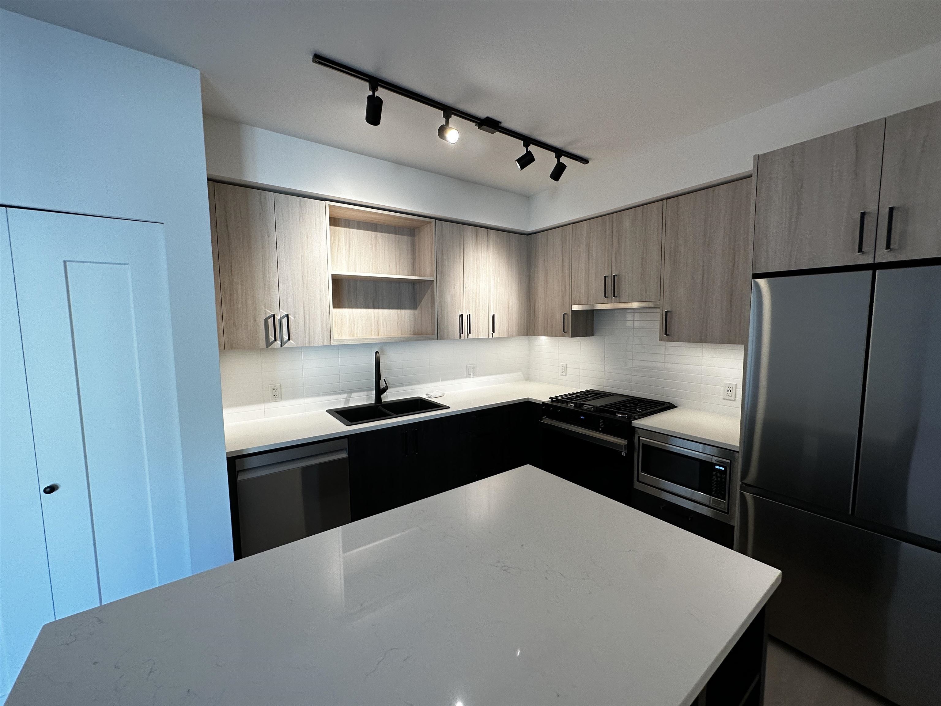MLS® listing #R3057798 for sale located at 403 2002 SAINT GEORGE STREET