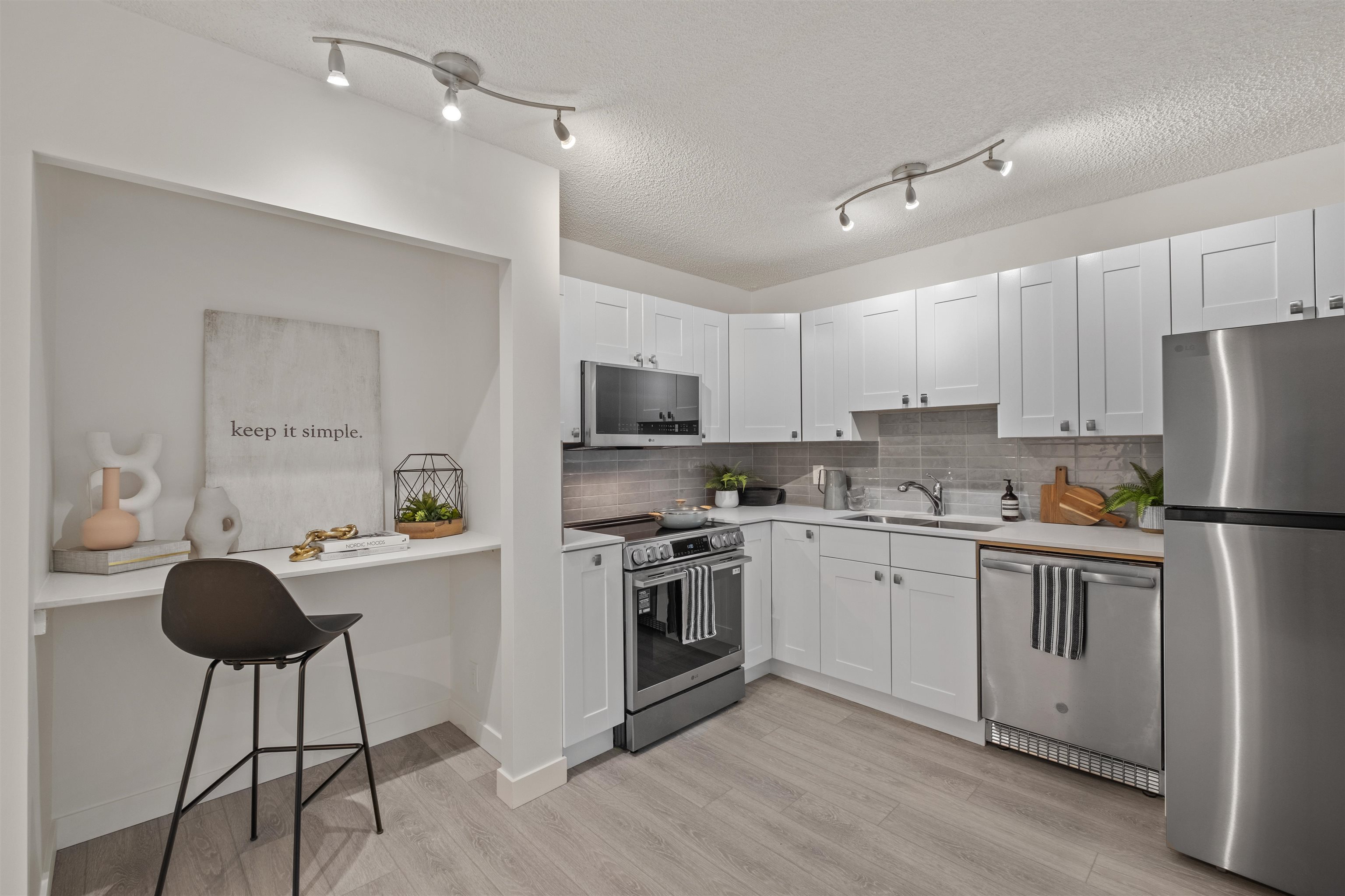 201 2012 FULLERTON AVENUE, R3057863, BC,