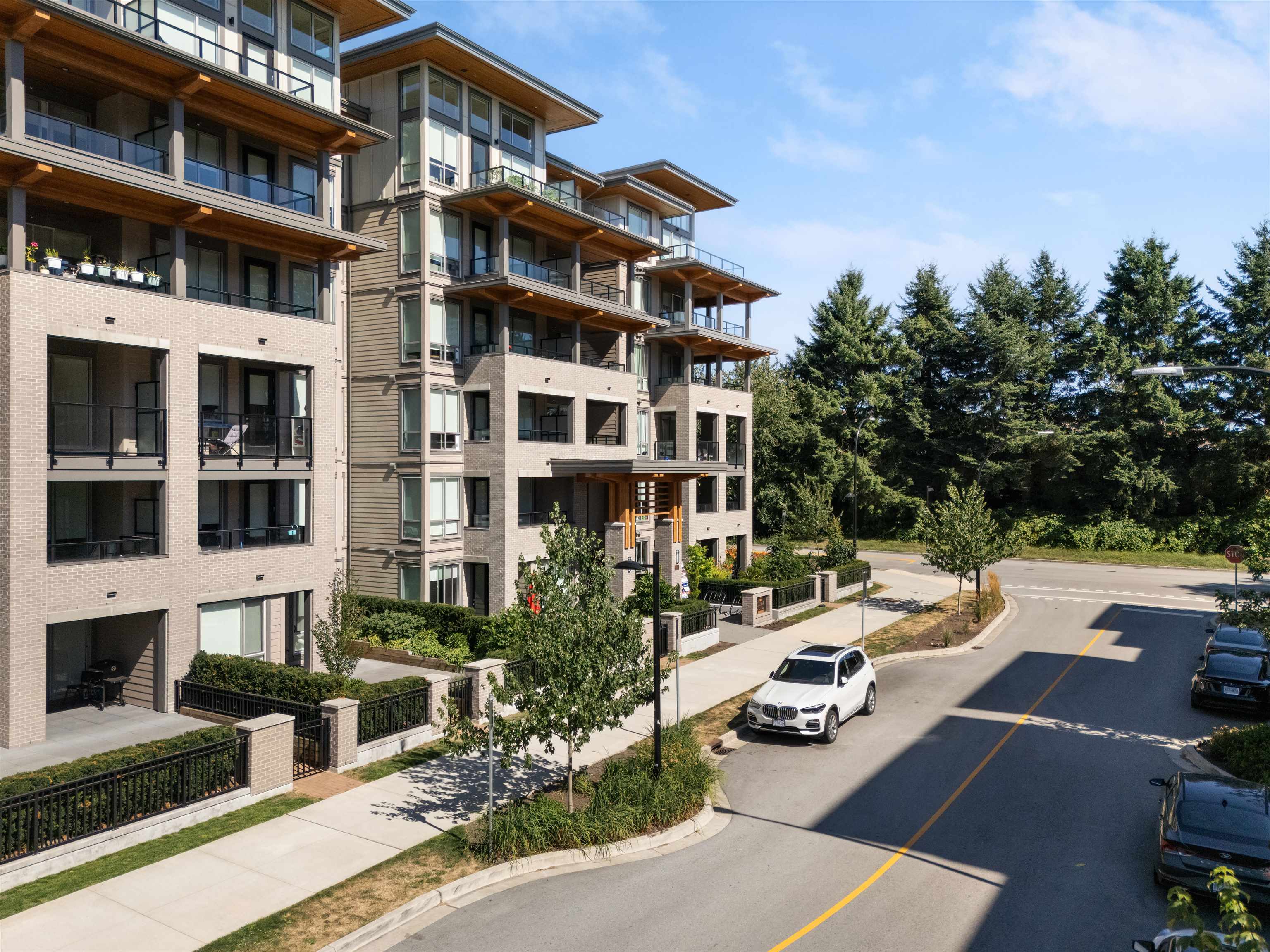222 7588 16TH STREET, R3058493, BC,