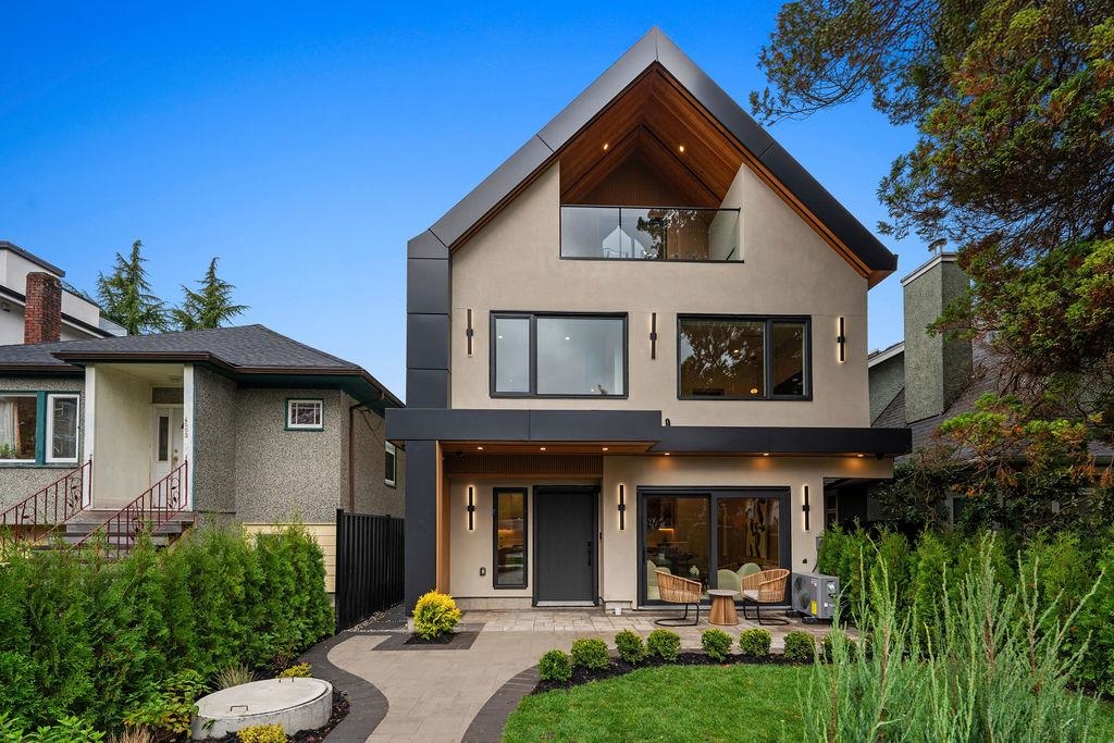 1 4549 11TH AVENUE, R3059229, BC,