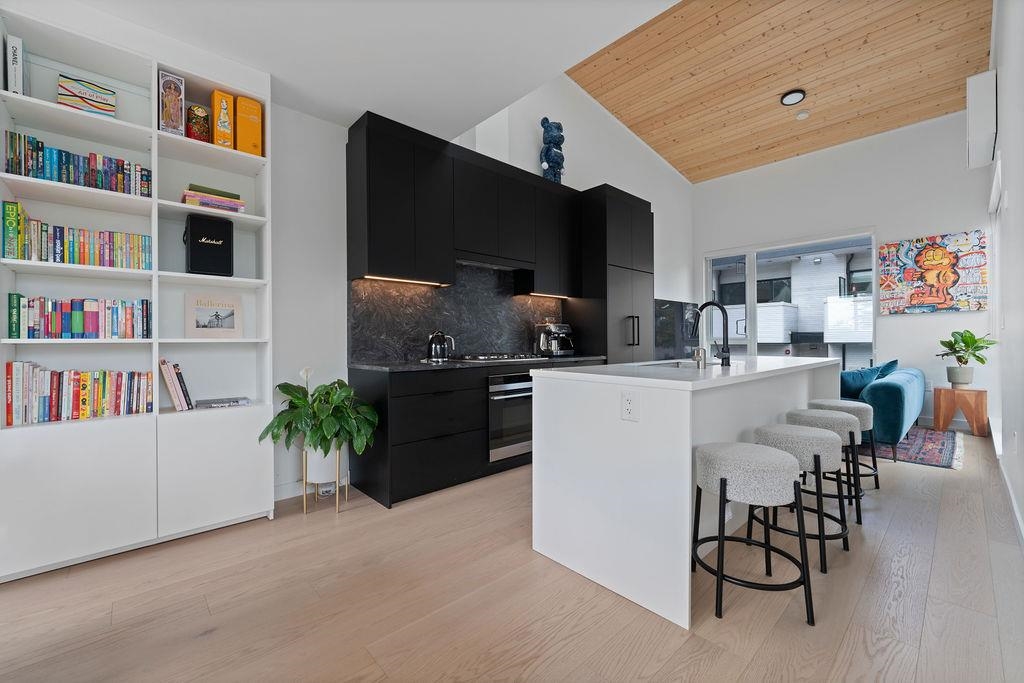 201 650 2ND STREET, R3059235, BC,