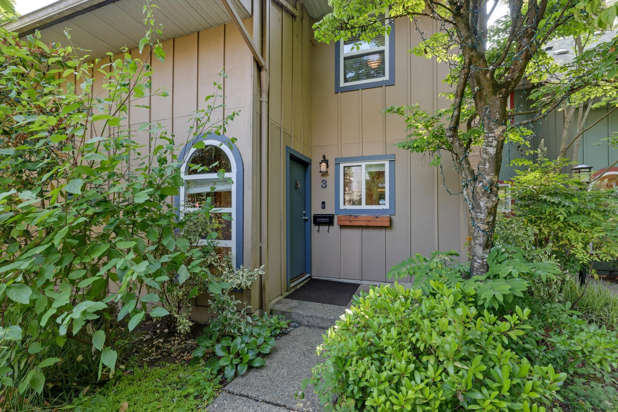 3 900 17TH STREET, R3059536, BC,
