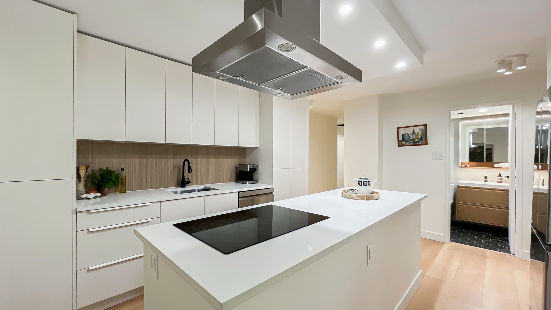 102 2016 FULLERTON AVENUE, R3059946, BC,