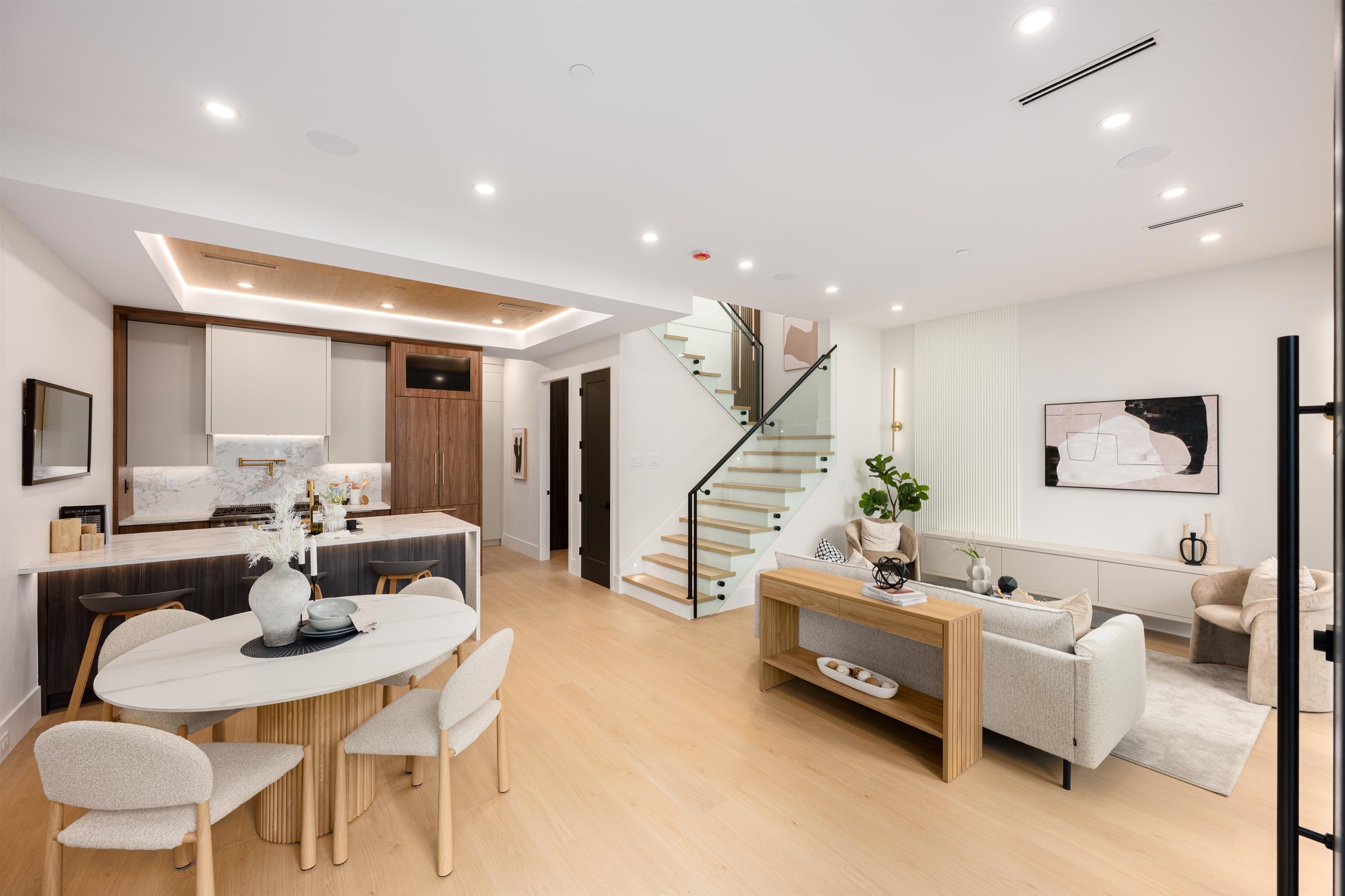 2 3466 FRANKLIN STREET, R3060355, BC,