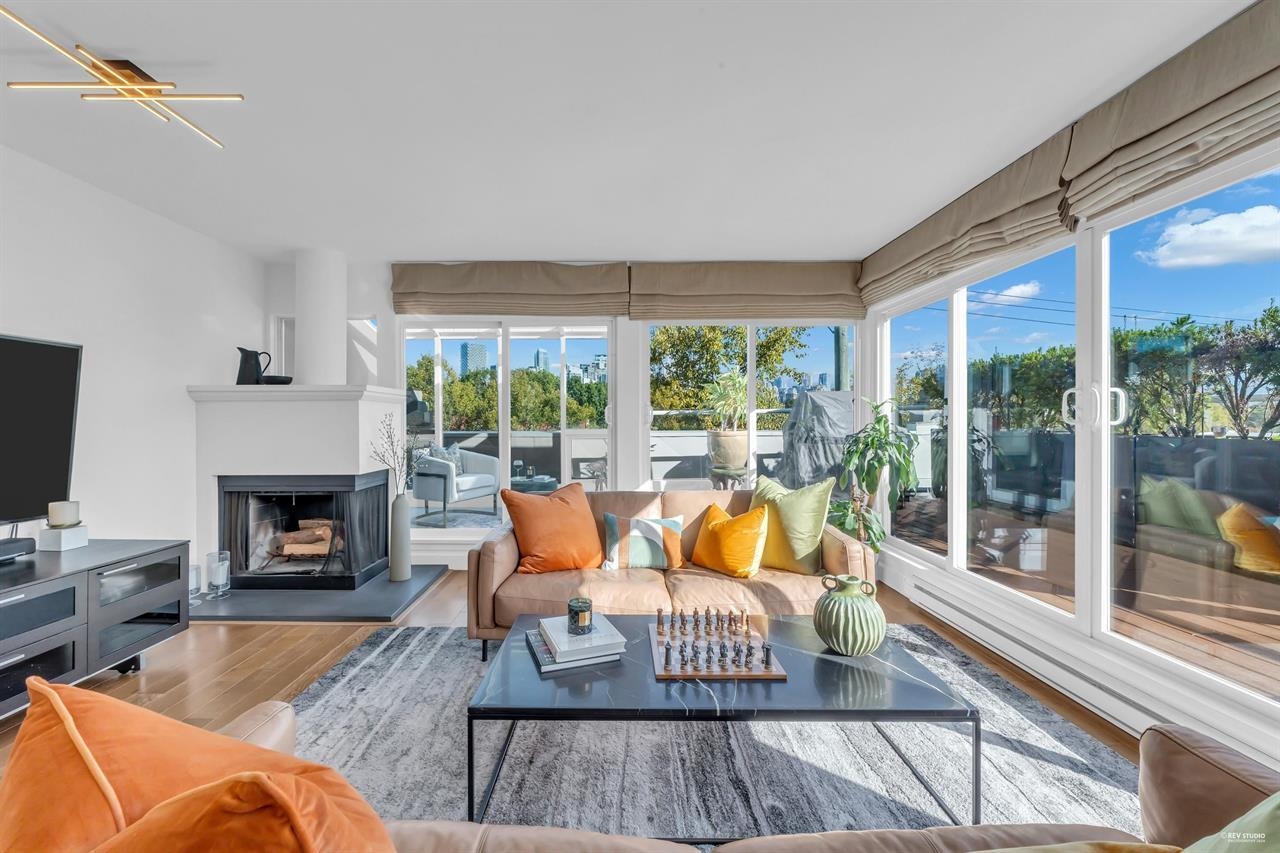 2243 OAK STREET, Vancouver BC V6H 3W6, R3060918, BC,