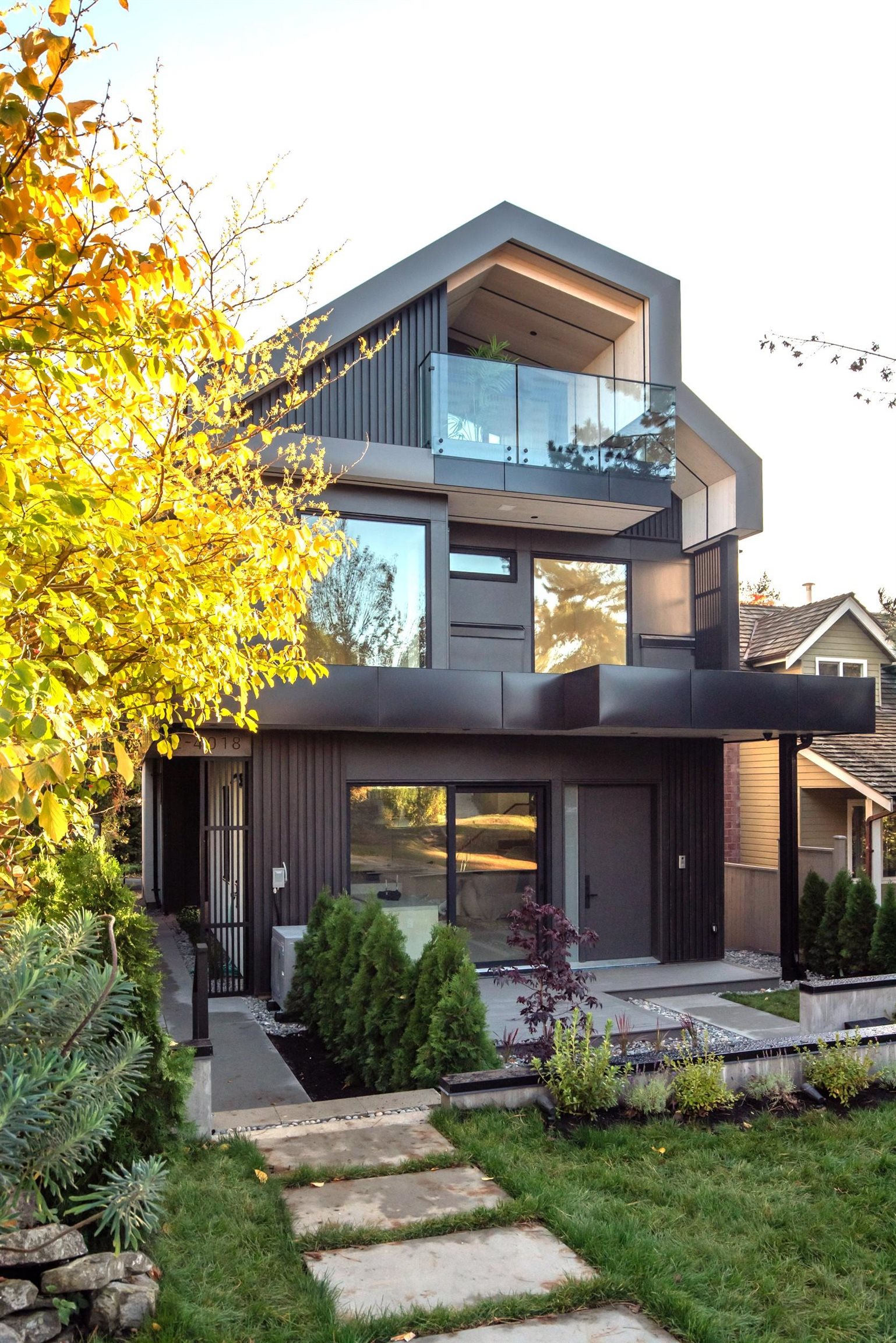 2 4018 21ST AVENUE, R3064864, BC,