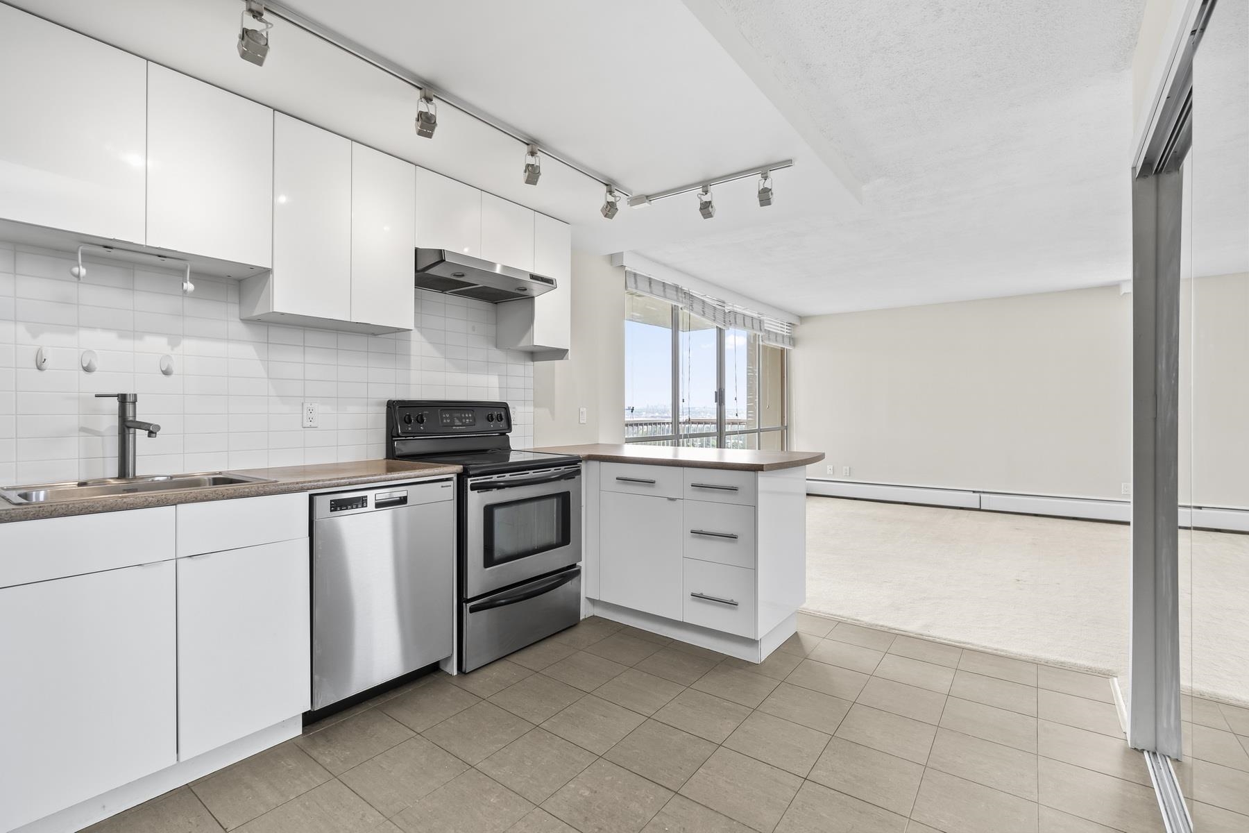 1610 2016 FULLERTON AVENUE, R3068098, BC,