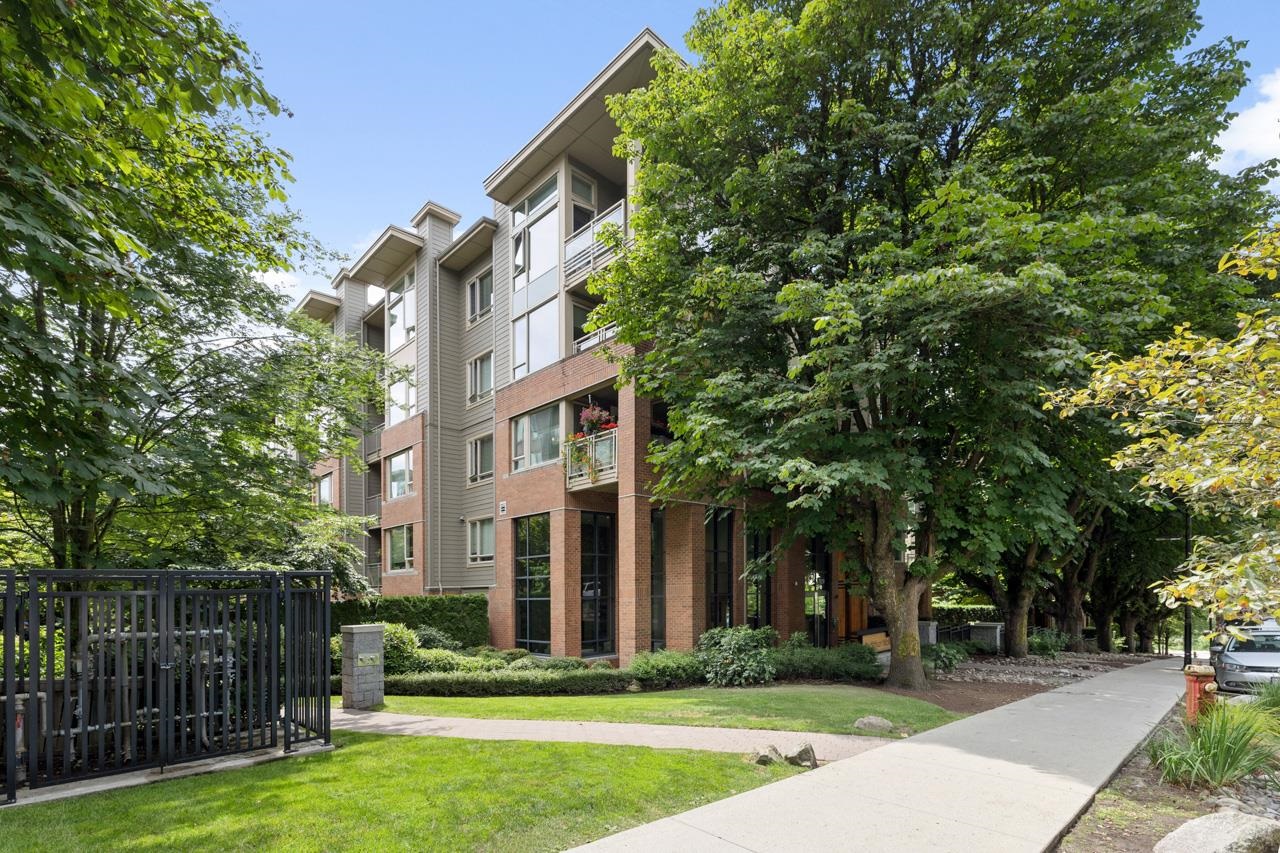 304 139 22ND STREET, R3068798, BC,