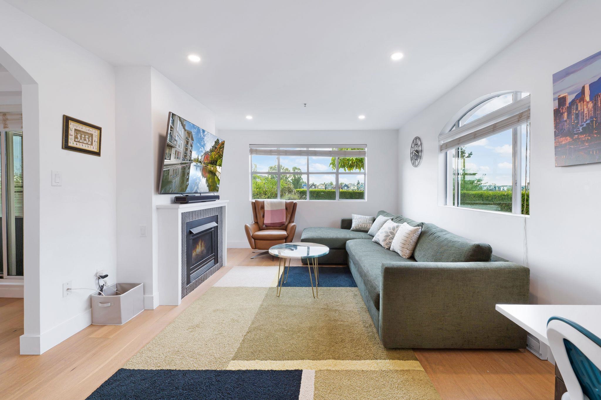 105 2 RENAISSANCE SQUARE, R3069337, BC,