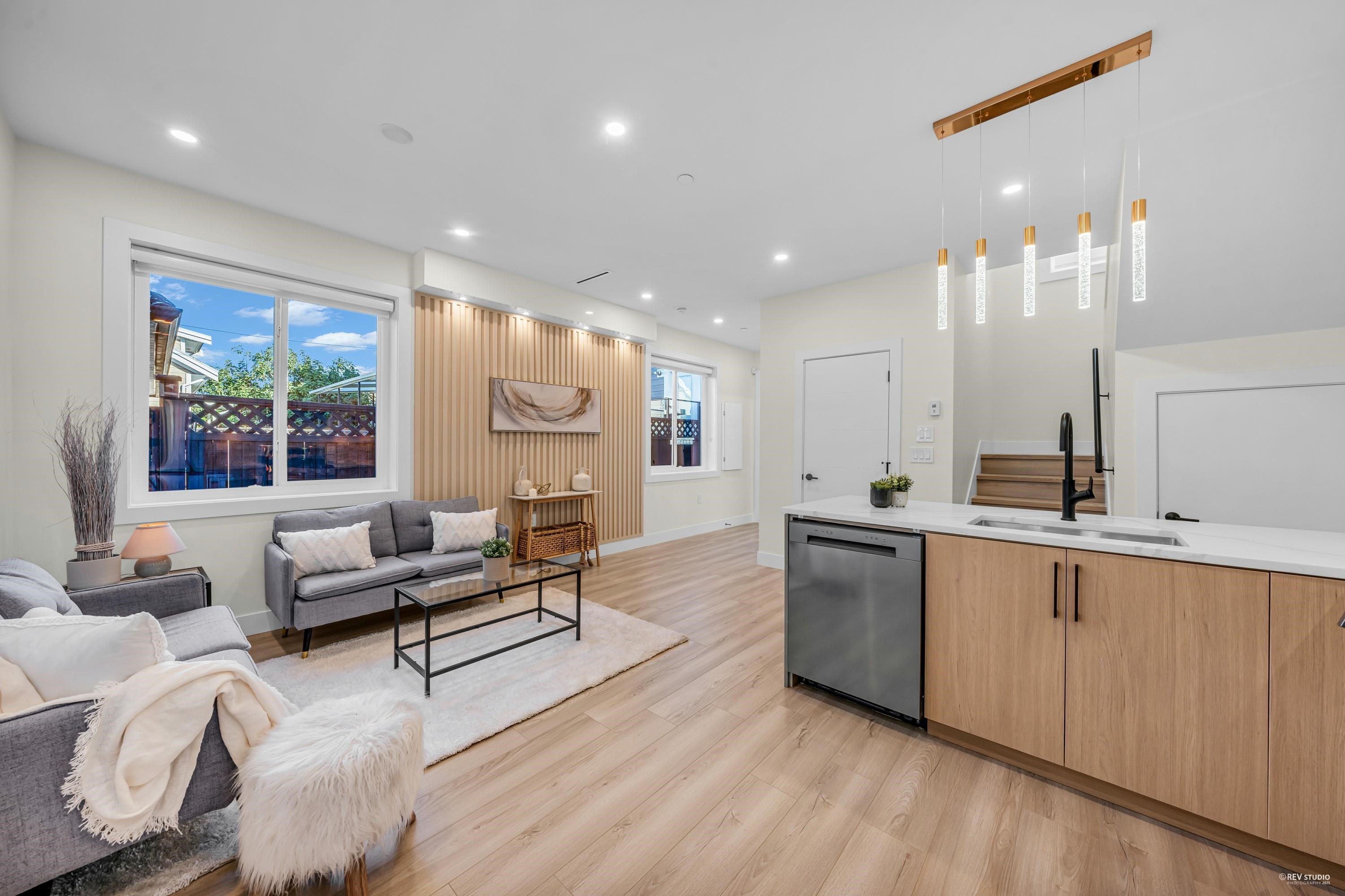 2 2703 3RD AVENUE, R3069789, BC,