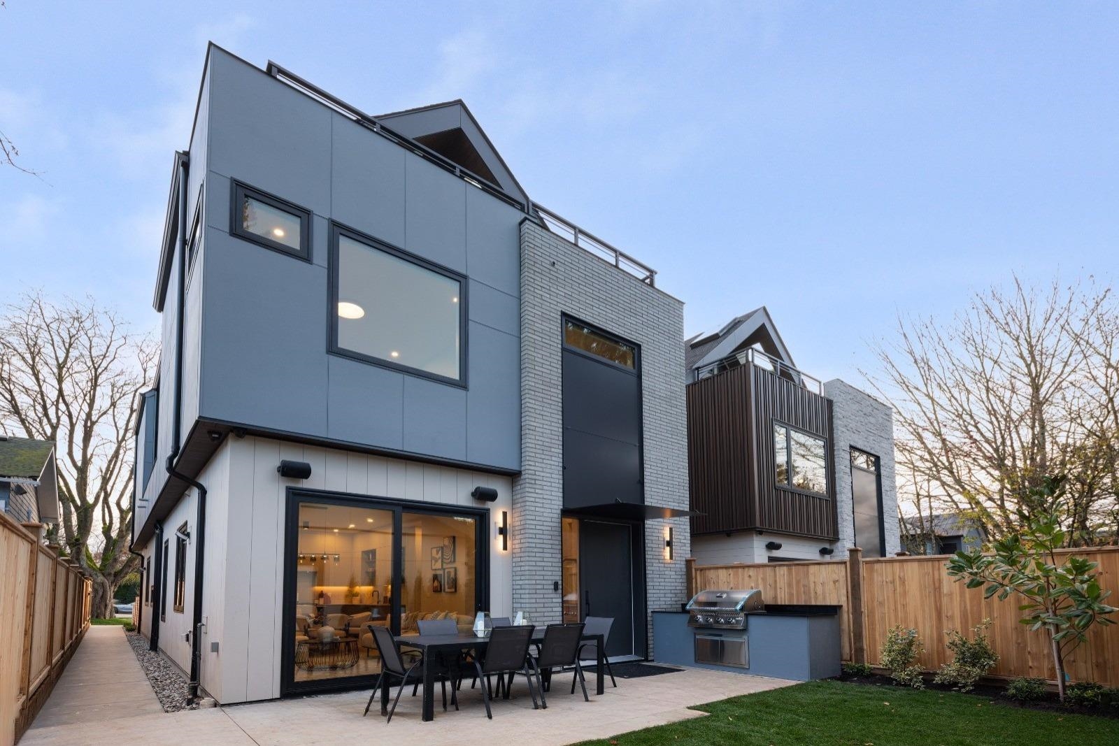 2 2635 12TH AVENUE, R3069840, BC,