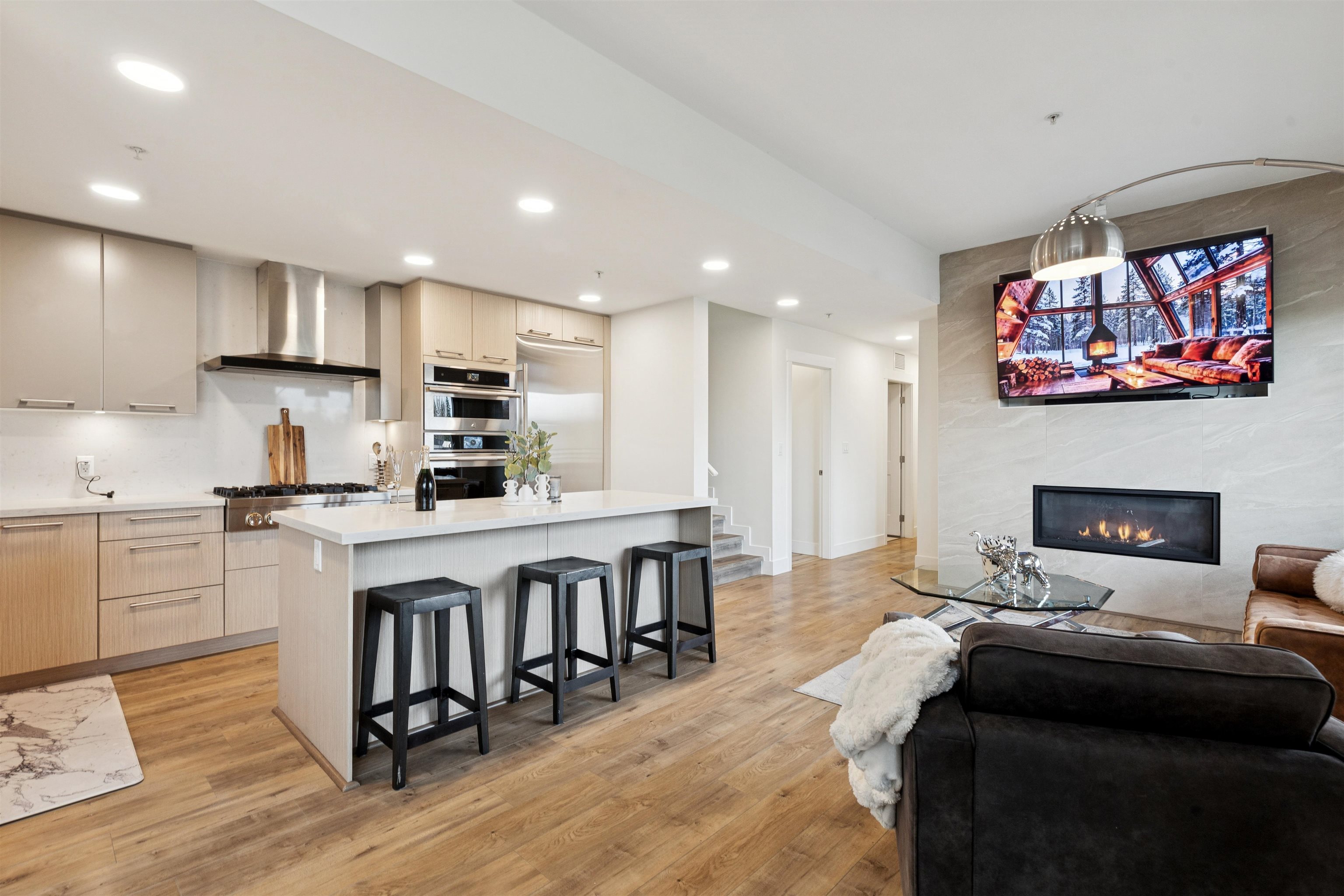 501 14022 NORTH BLUFF ROAD, R3071642, BC,