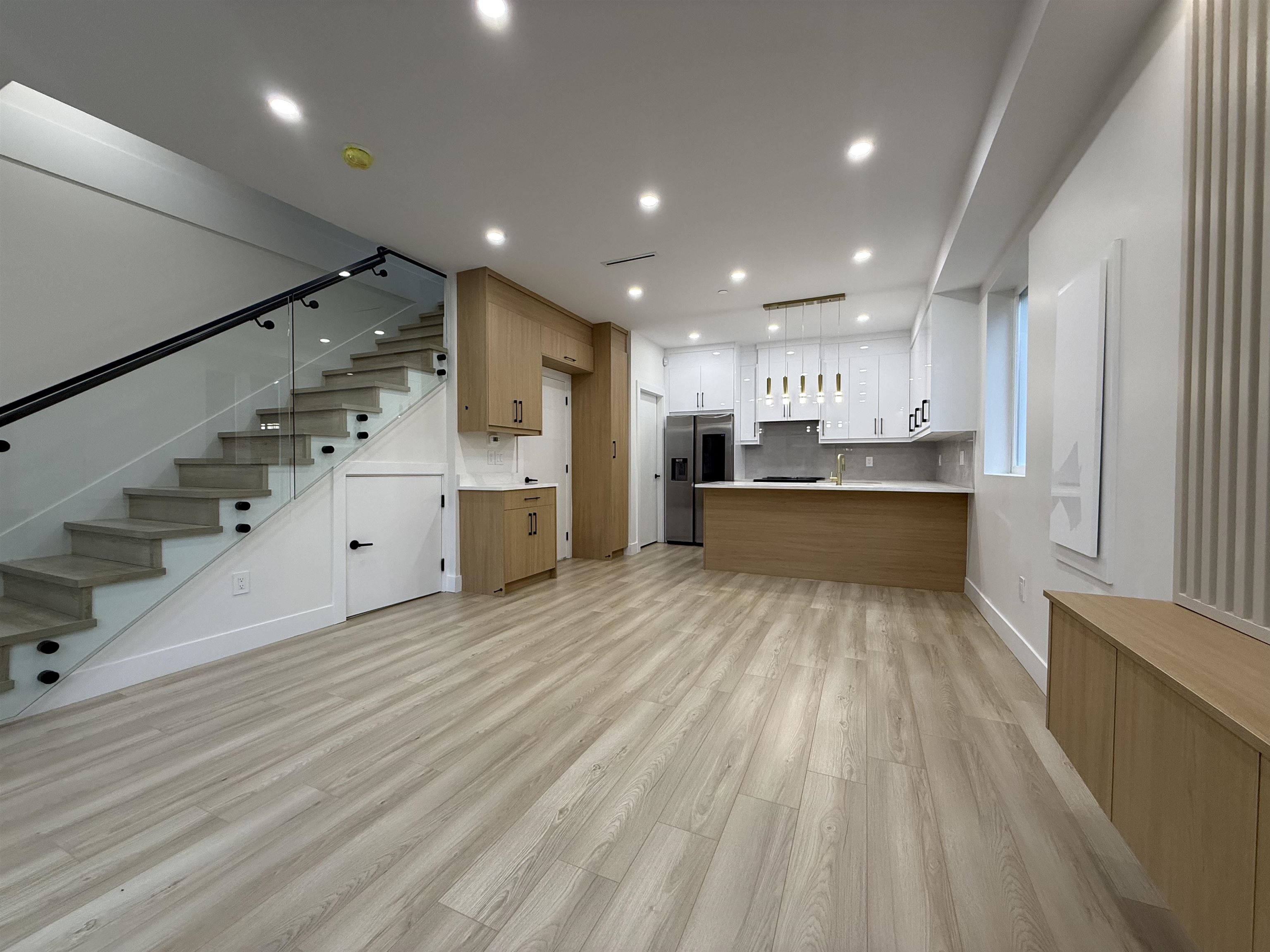 3 1577 58TH AVENUE, R3074119, BC,