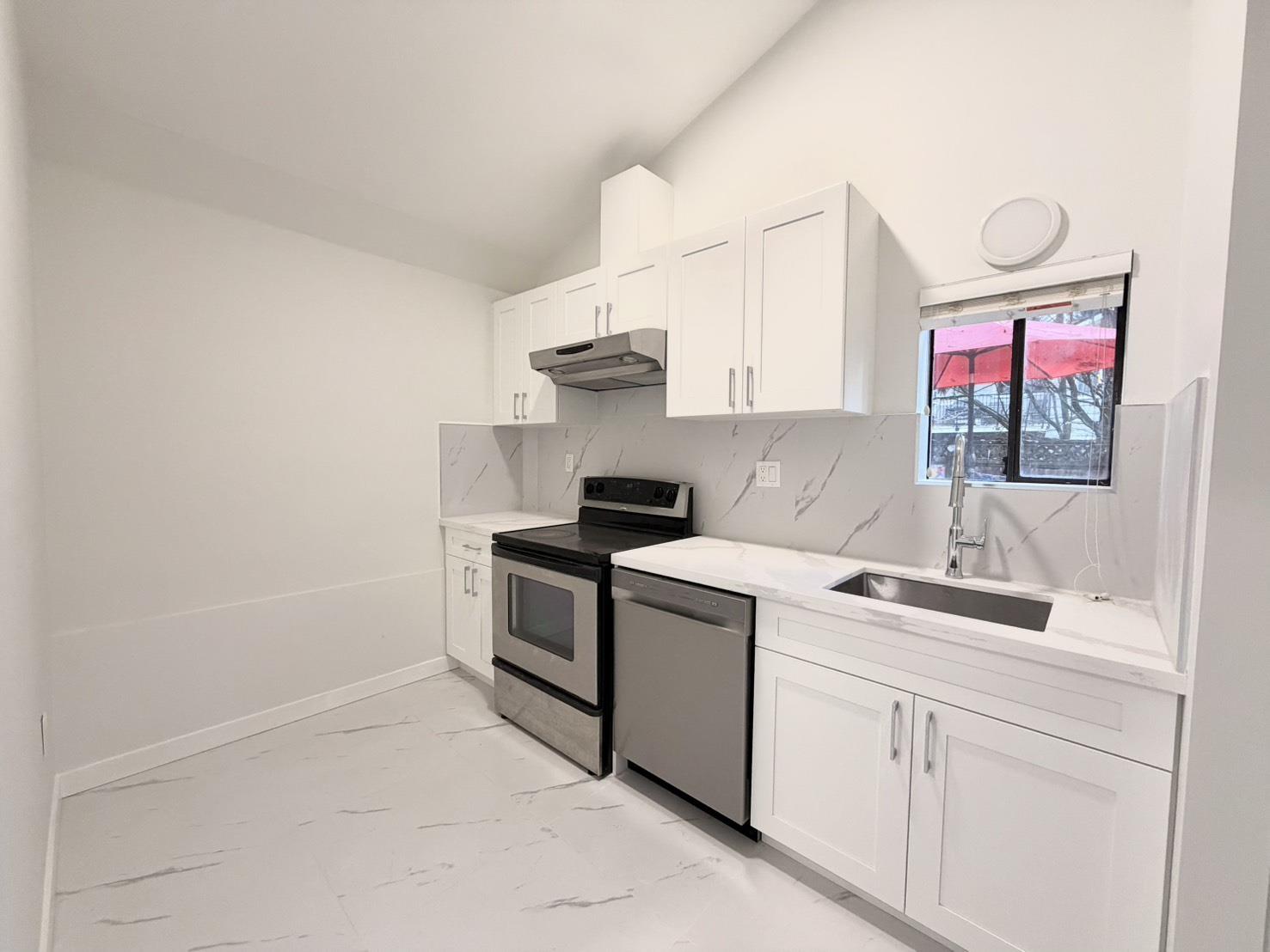 667 LAKE SHORE DRIVE, Coquitlam BC V3J 5E5, R3074392, BC,