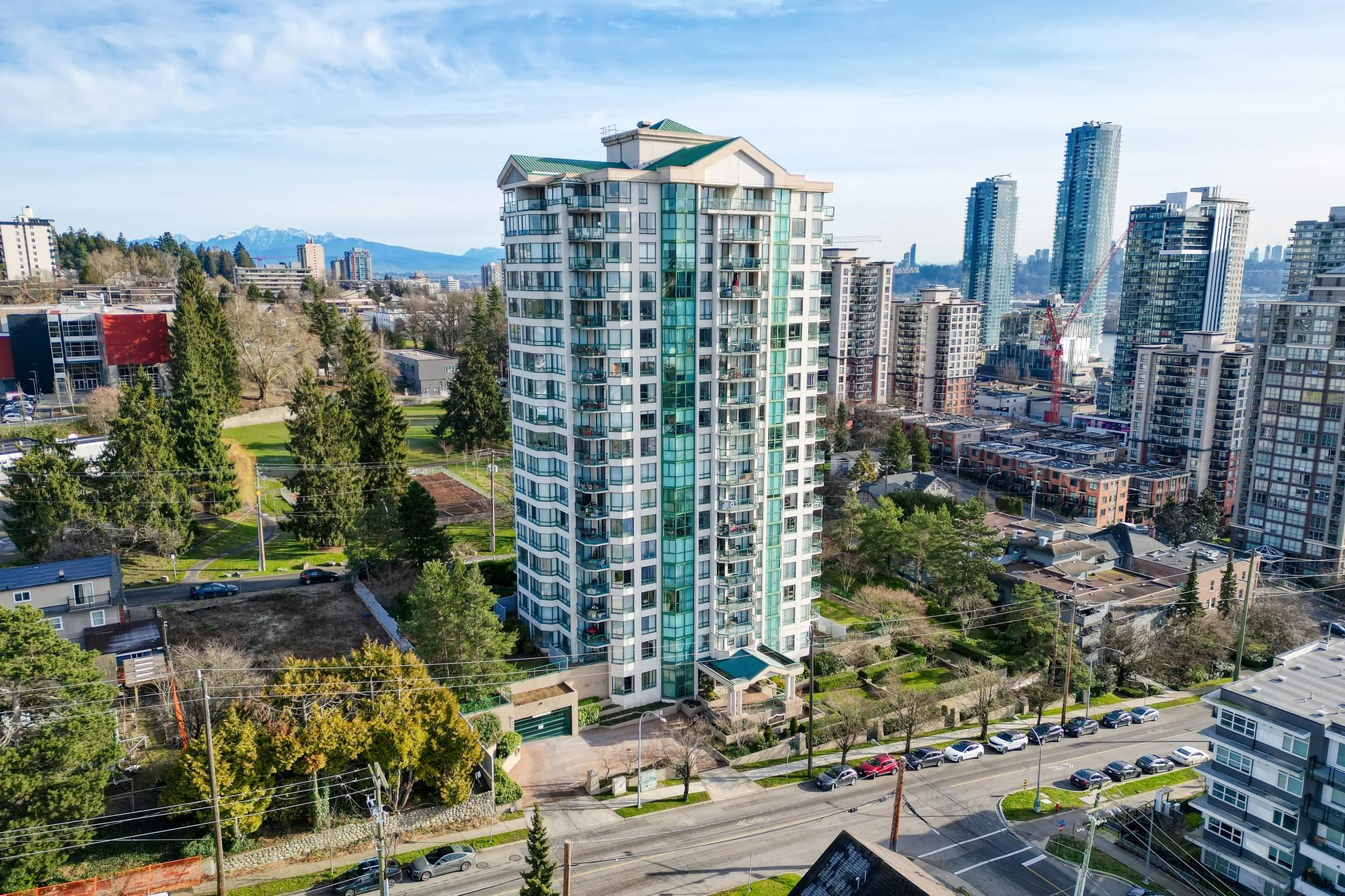 2003 121 TENTH STREET, R3074563, BC,