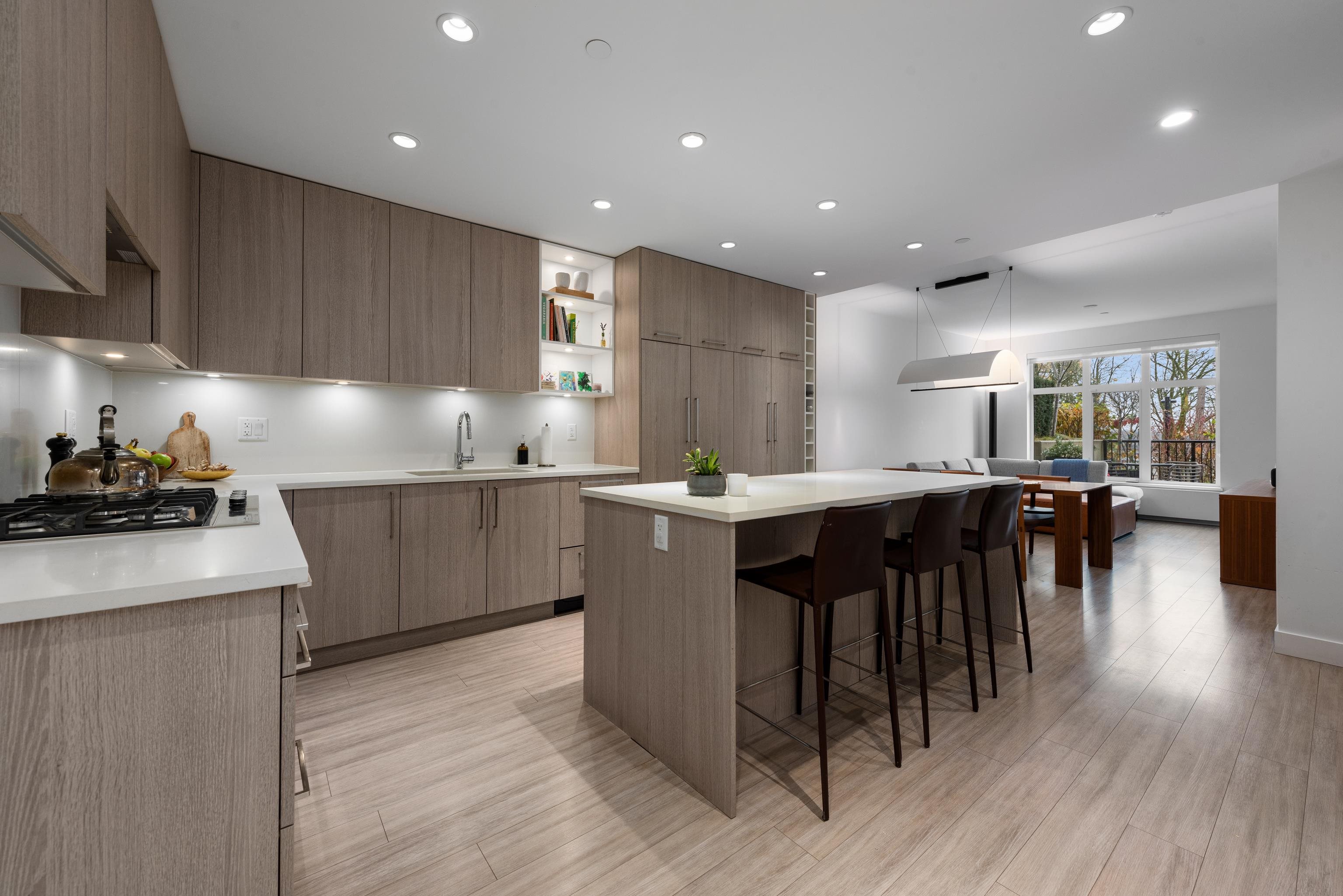 110 733 3RD STREET, R3076591, BC,