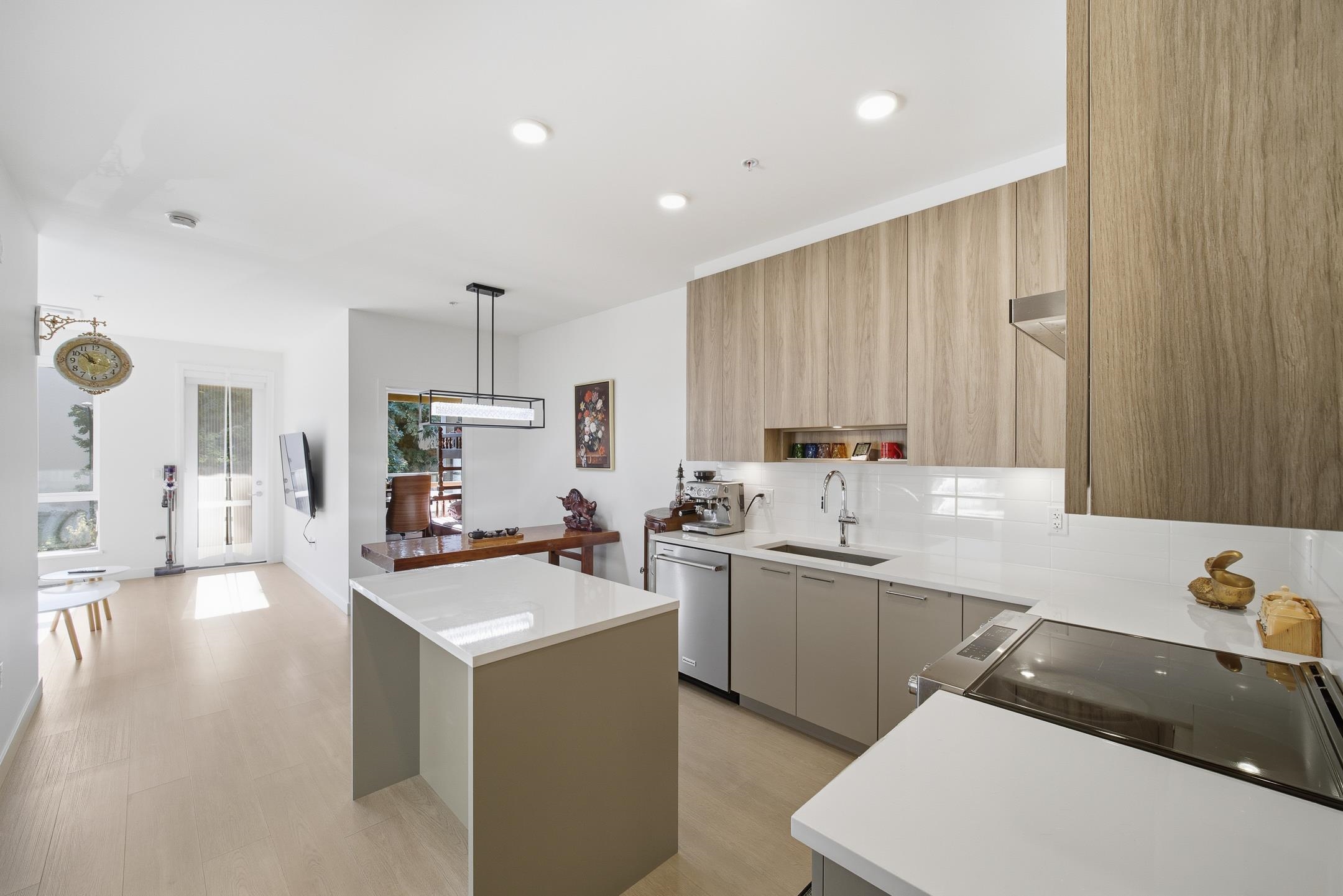 309 7588 16TH STREET, R3077240, BC,