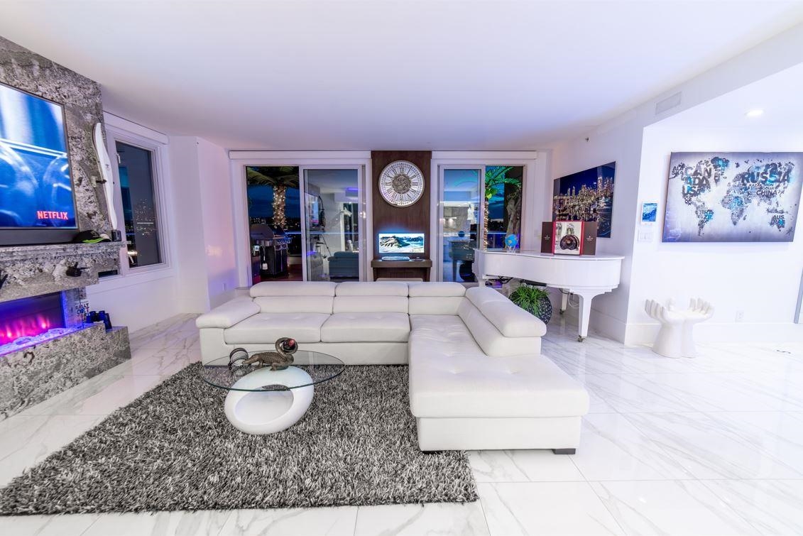 PH 199 DRAKE STREET, R3081094, BC,