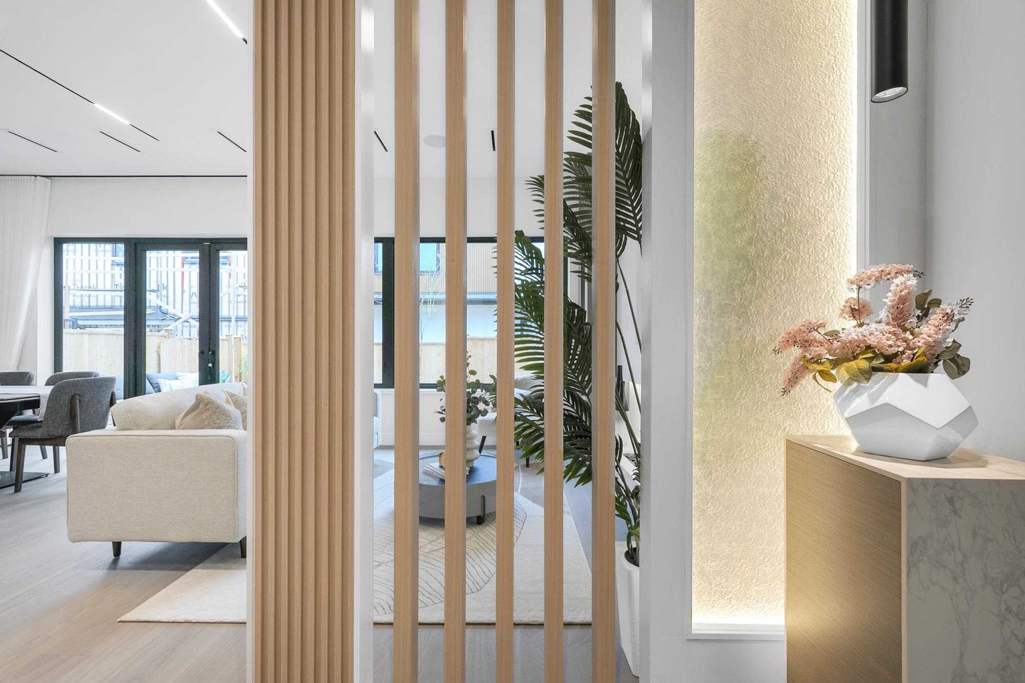 2 4023 18TH AVENUE, R3083415, BC,