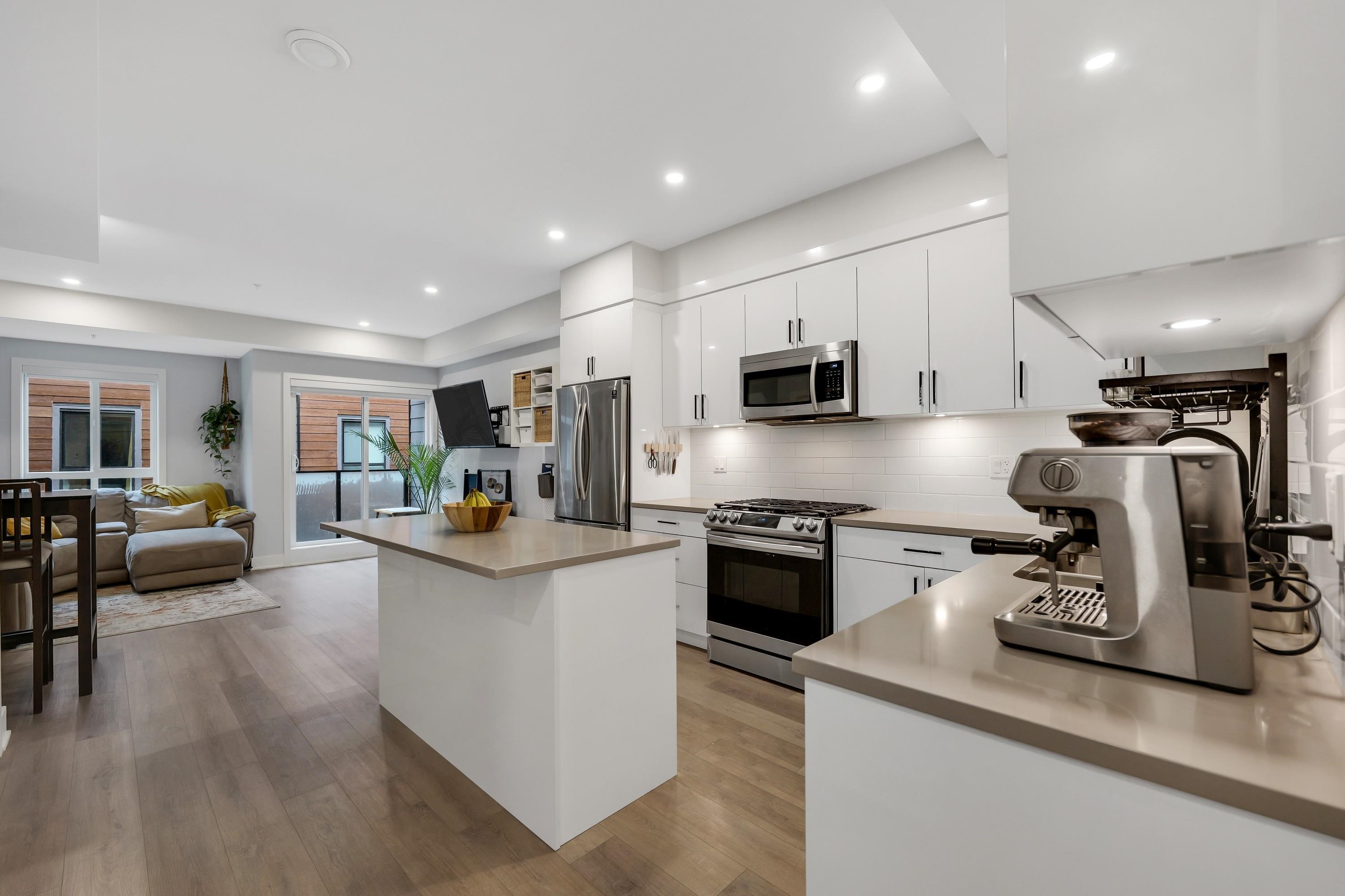 MLS® listing #R3085183 for sale located at 202 37842 THIRD AVENUE