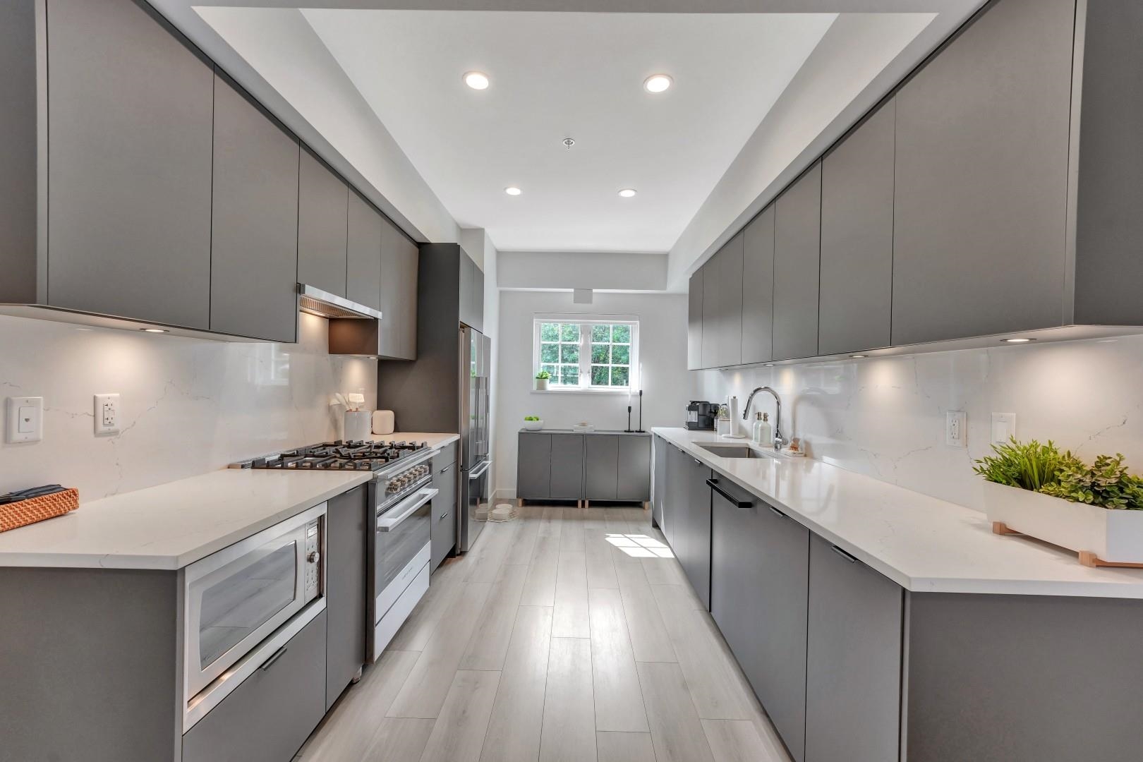 207 678 FAIRVIEW STREET, R3085309, BC,