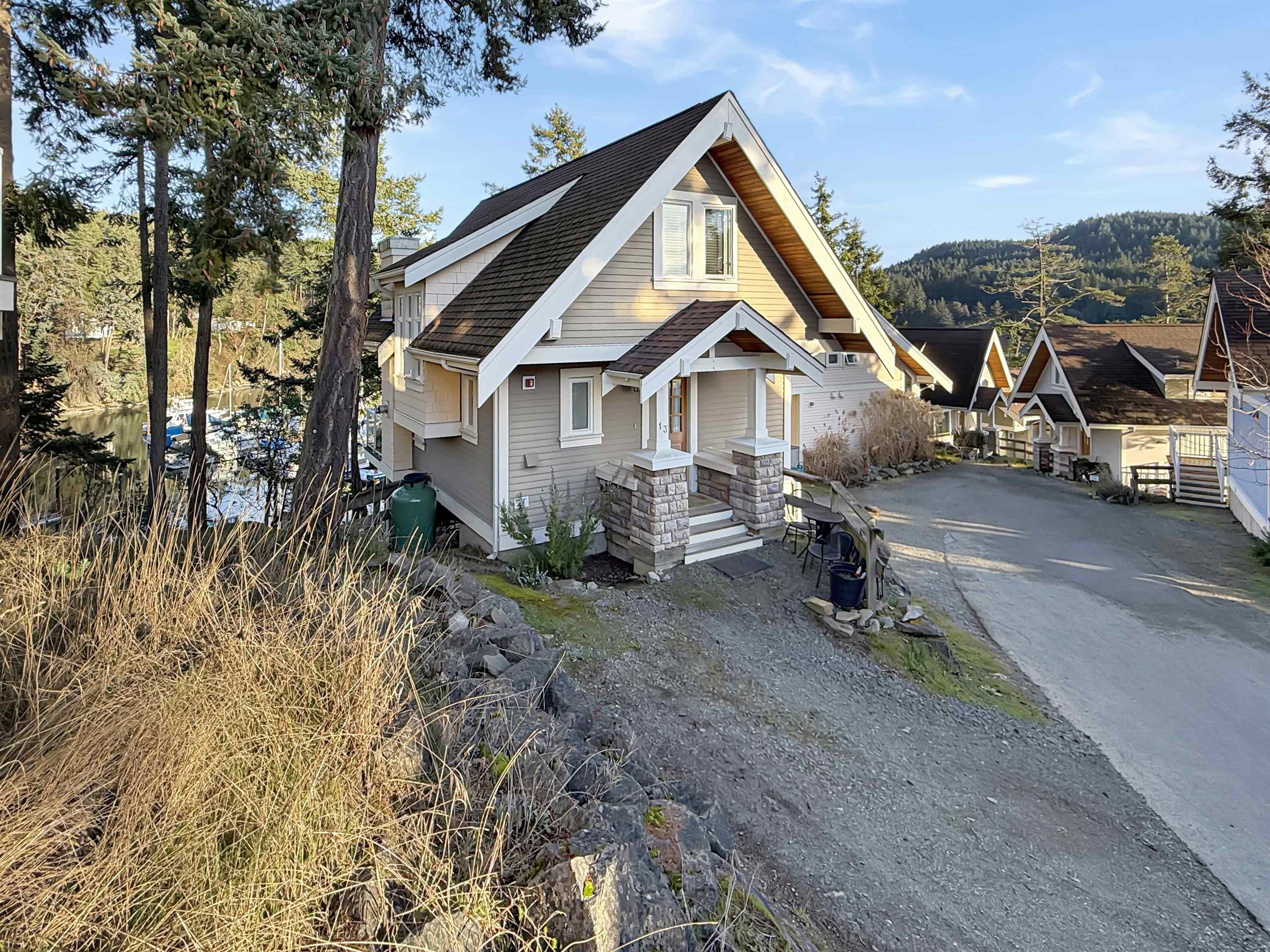 13D 2315 MACKINNON ROAD, R3087517, BC,