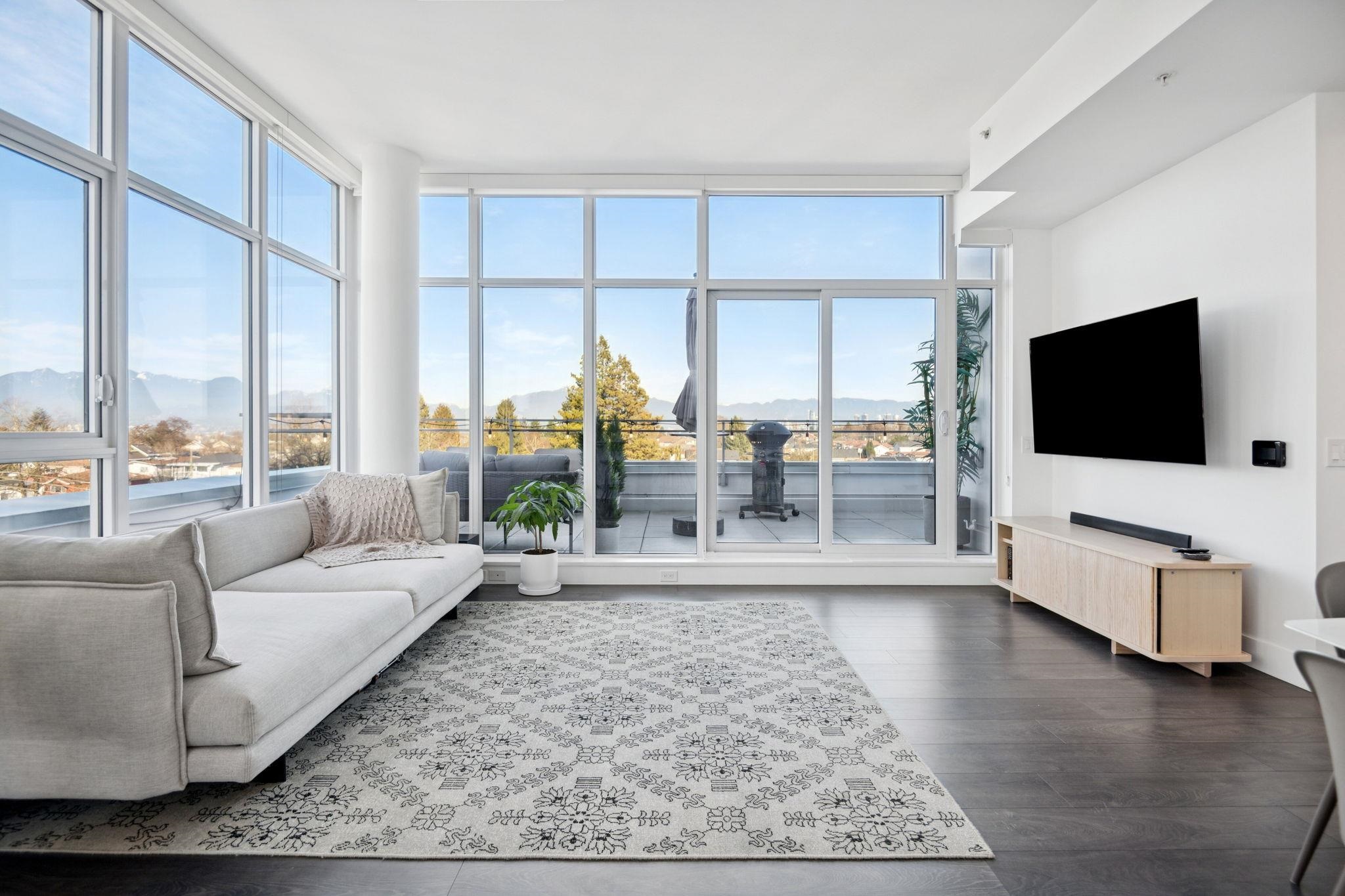 PH1 2455 KINGSWAY, R3088232, BC,