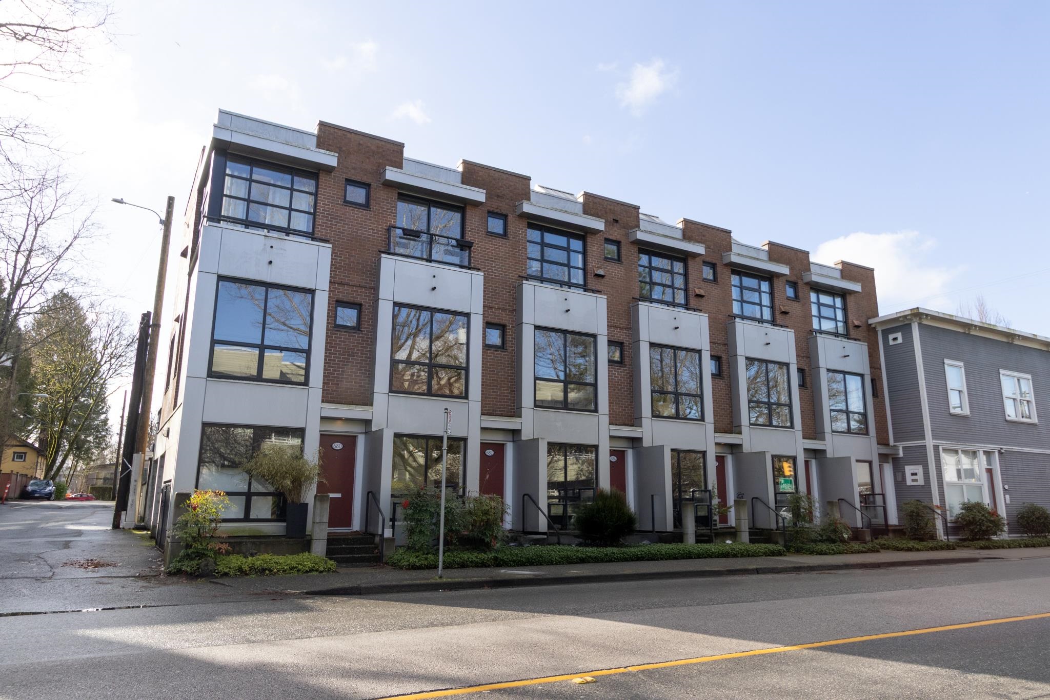 MLS® listing #R3088388 for sale located at 682 W 16TH AVENUE, Vancouver BC V5Z 1S6