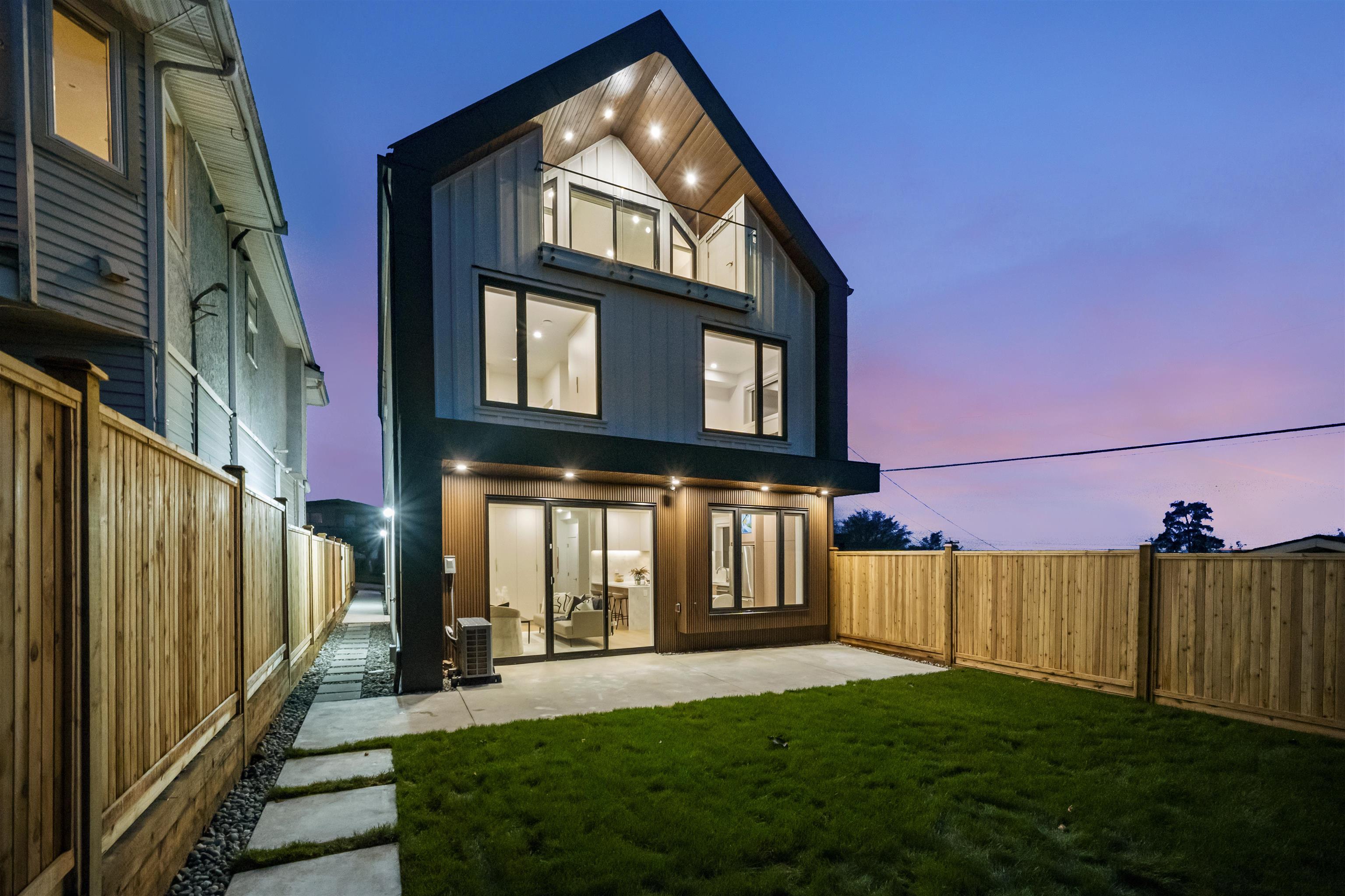 2 3623 TRIUMPH STREET, R3091399, BC,