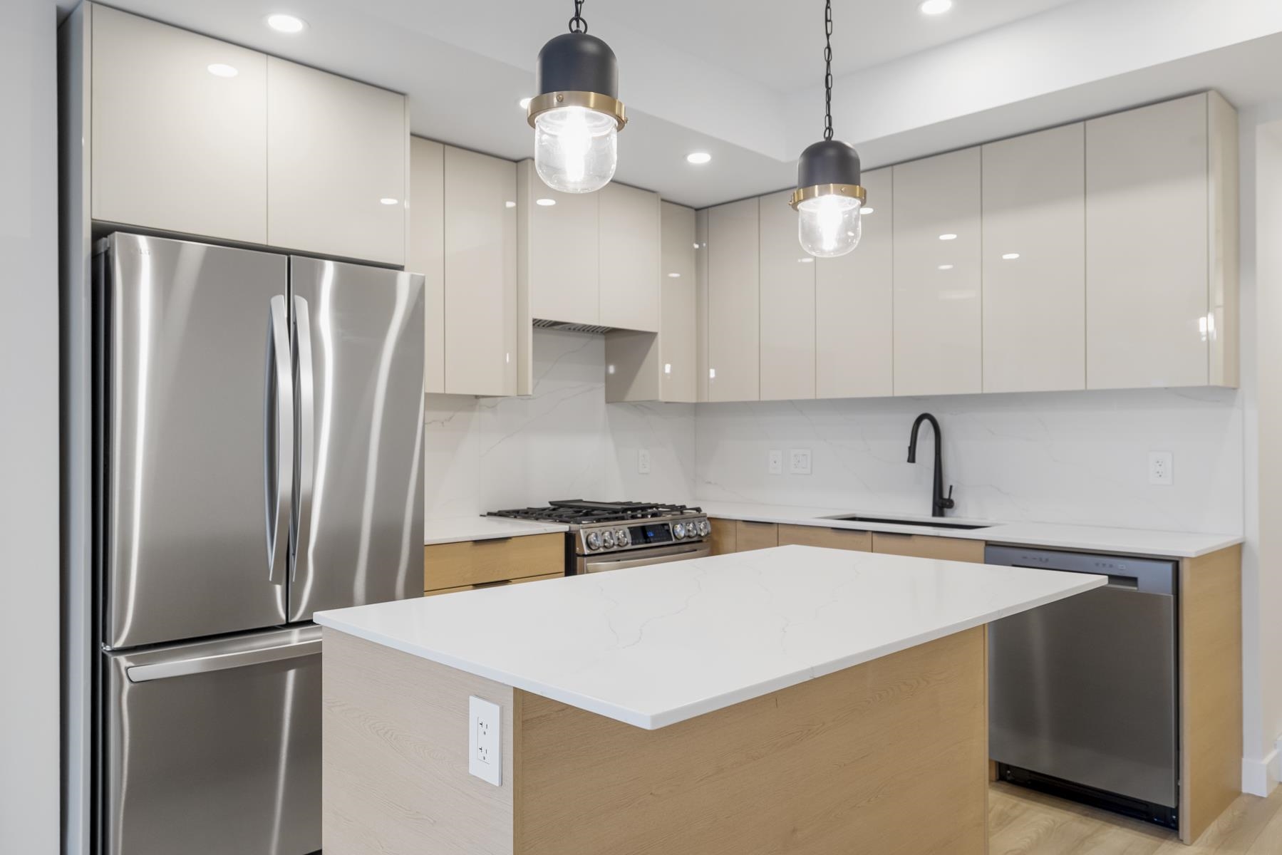 203 15353 17 AVENUE, R3093747, BC,