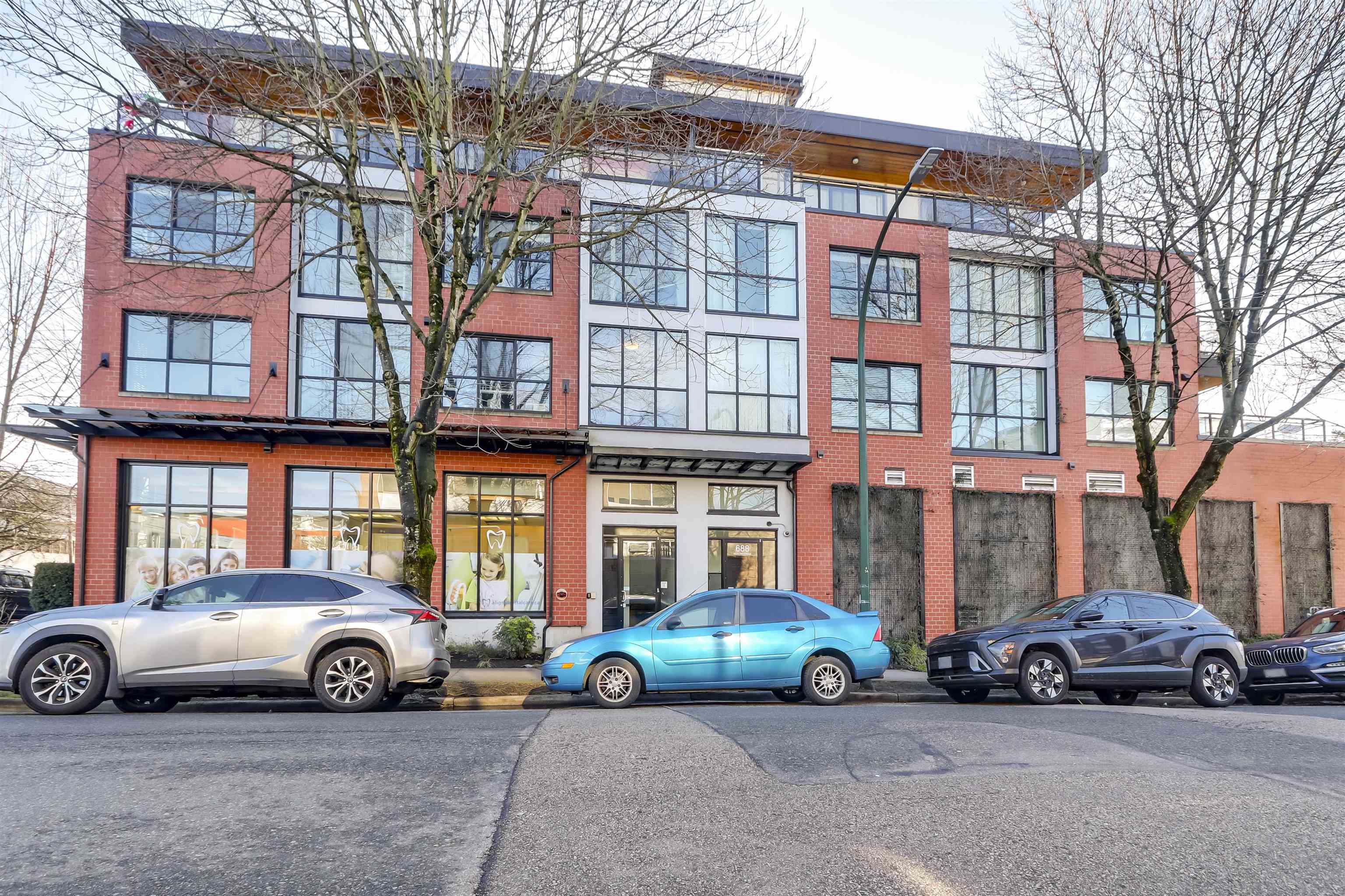 403 688 18TH AVENUE, R3095526, BC,