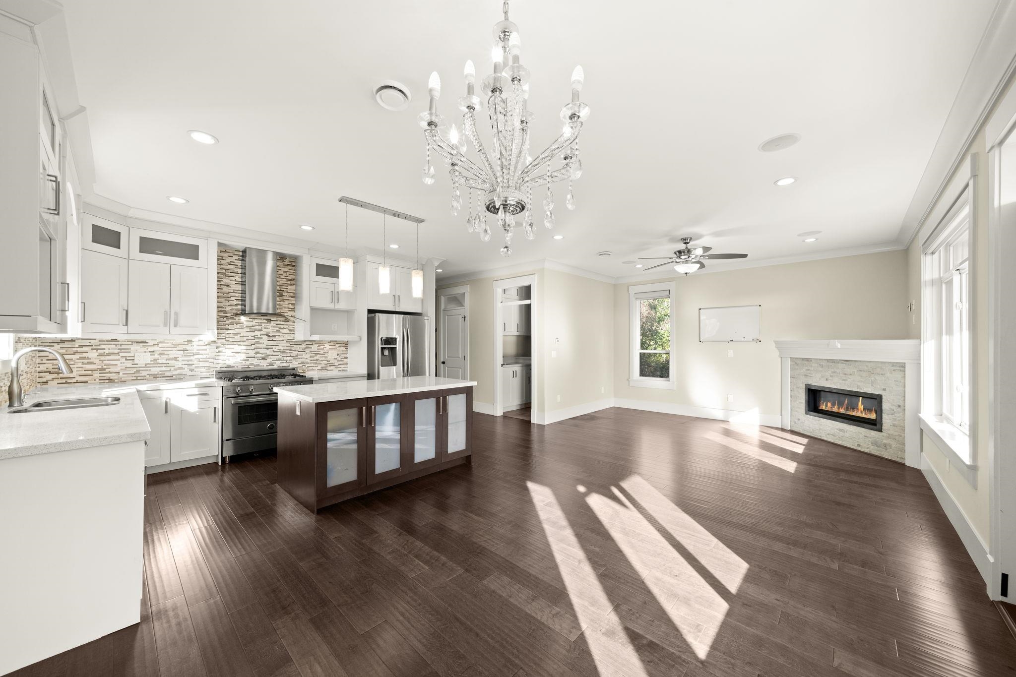 7028 BROADWAY, Burnaby BC V5A 1R8, R3095829, BC,