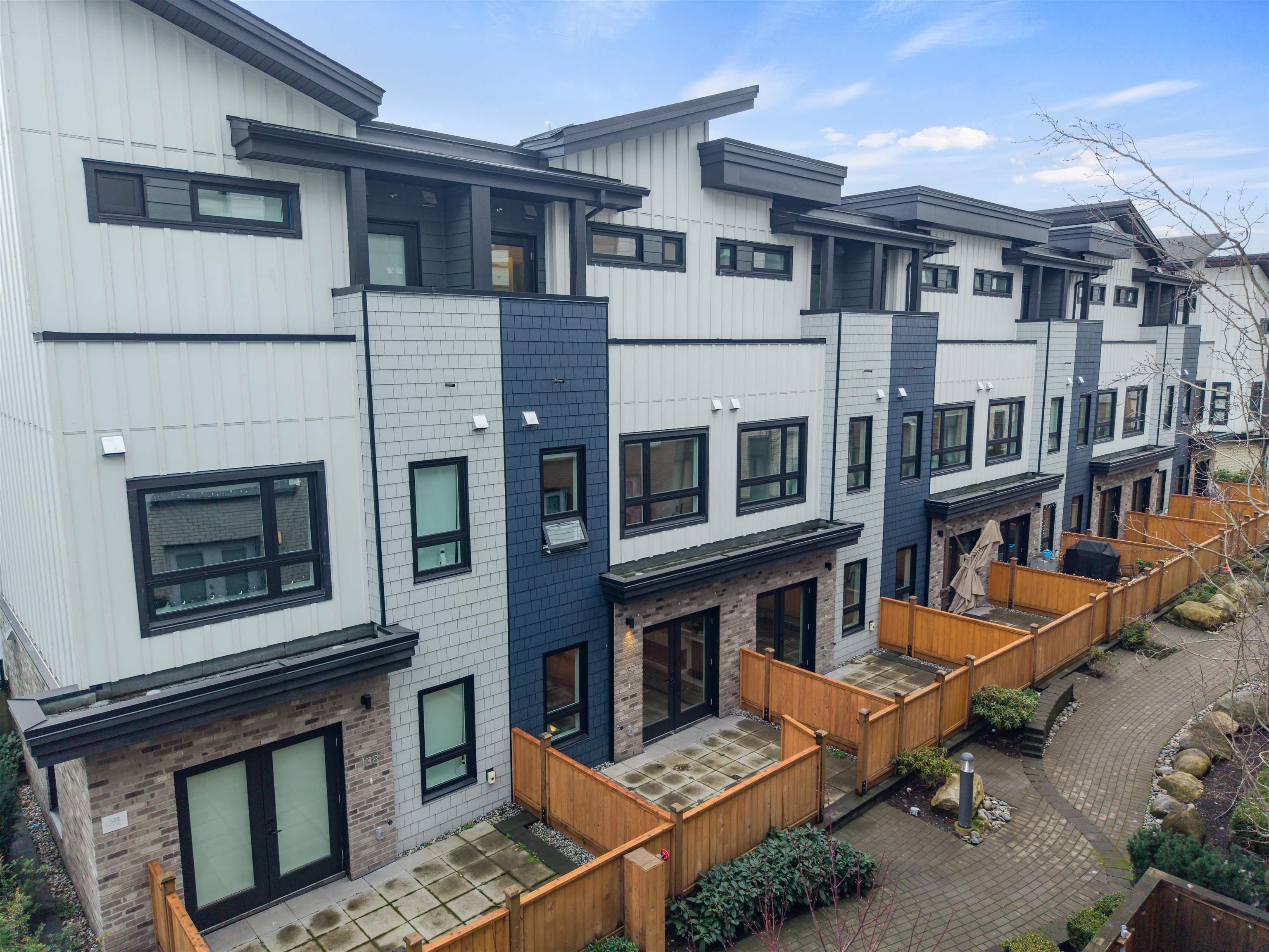 137 535 2ND STREET, R3096390, BC,